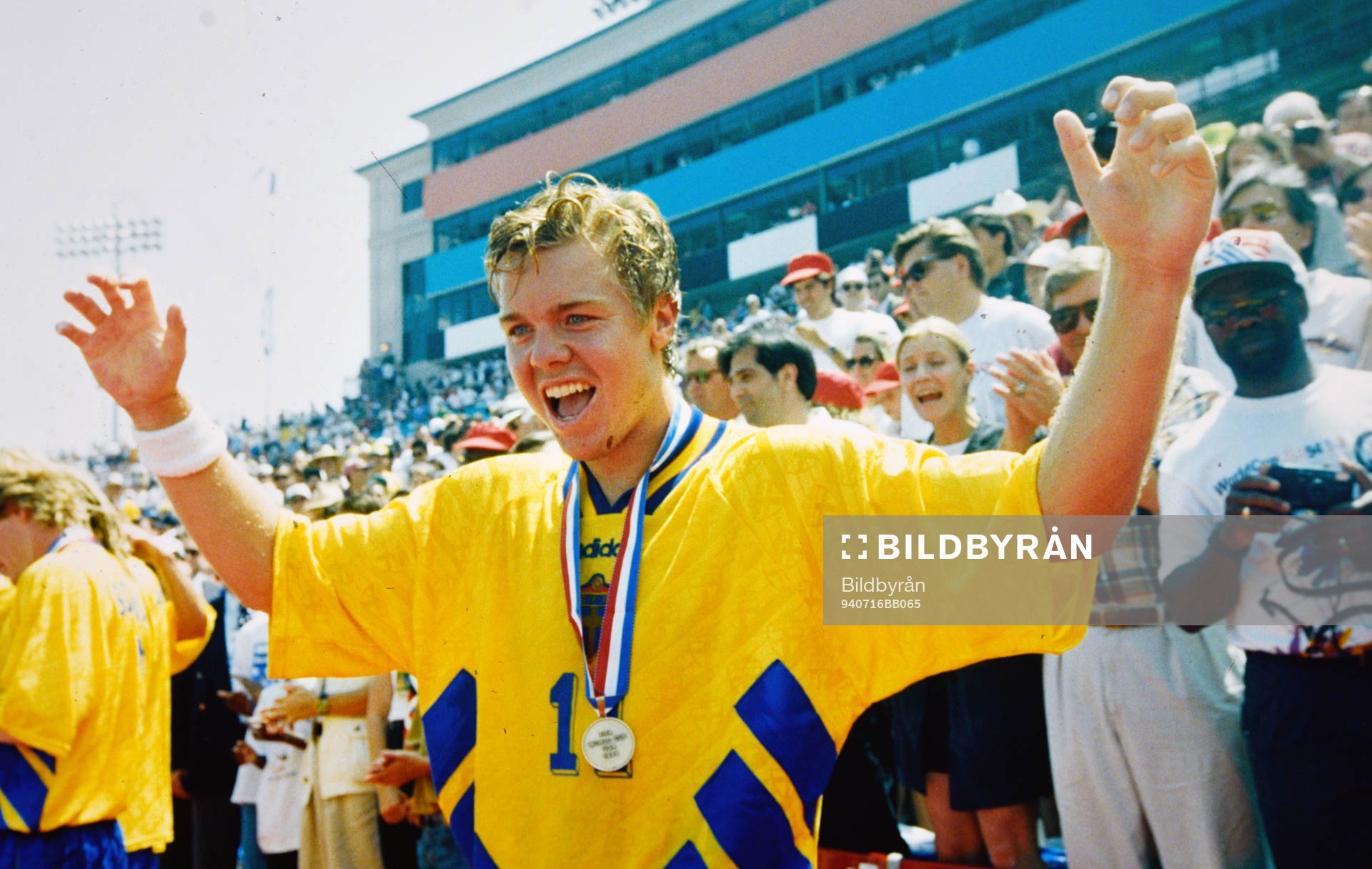 Tomas Brolin jublar med sin bronsmedalj. Football, World