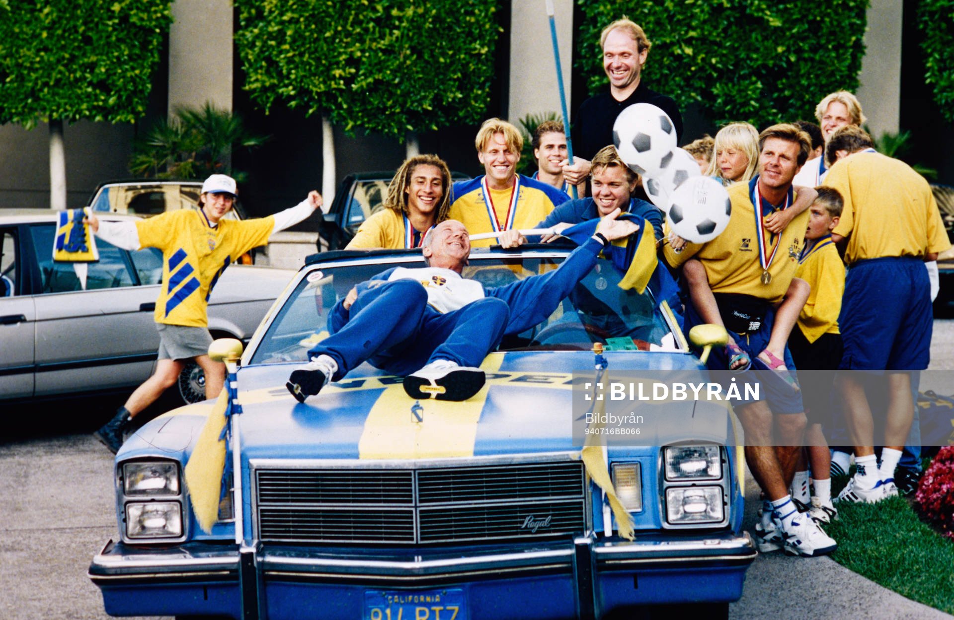 Förbundskapten Tommy Svensson jublar med flera ur det