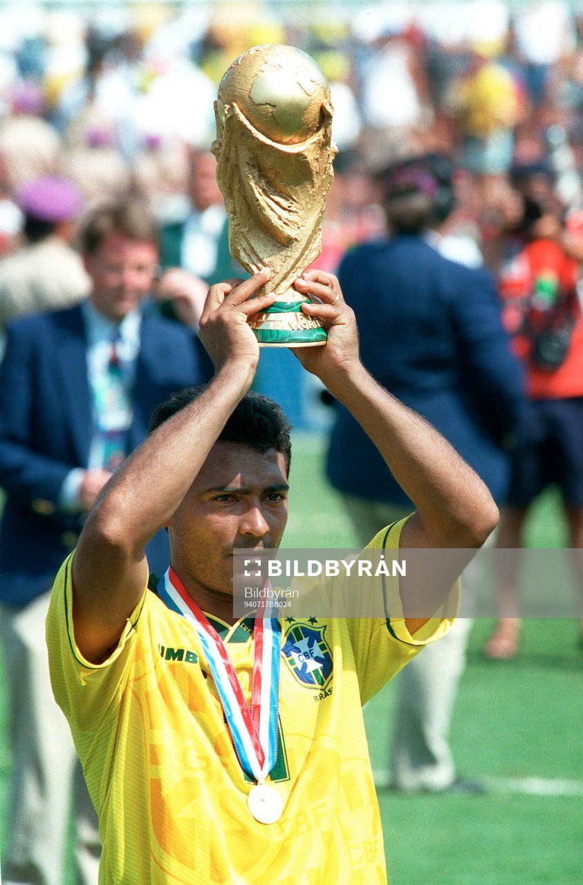 Romario, Brasilien, höjer VM-pokalen. Pokal, buckla,