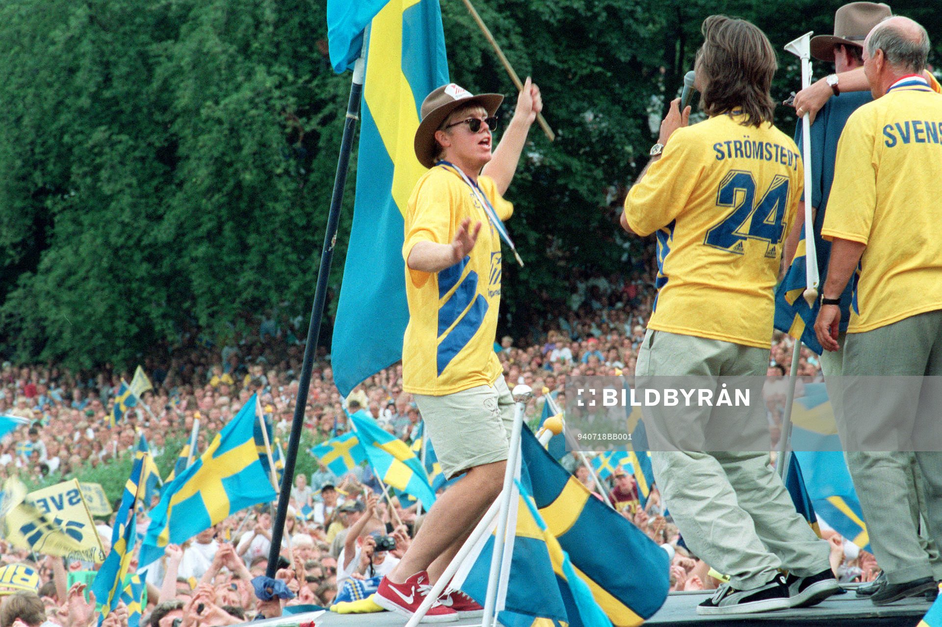 Tomas Brolin, Niklas Strömstedt och Tommy Svensson sjunger