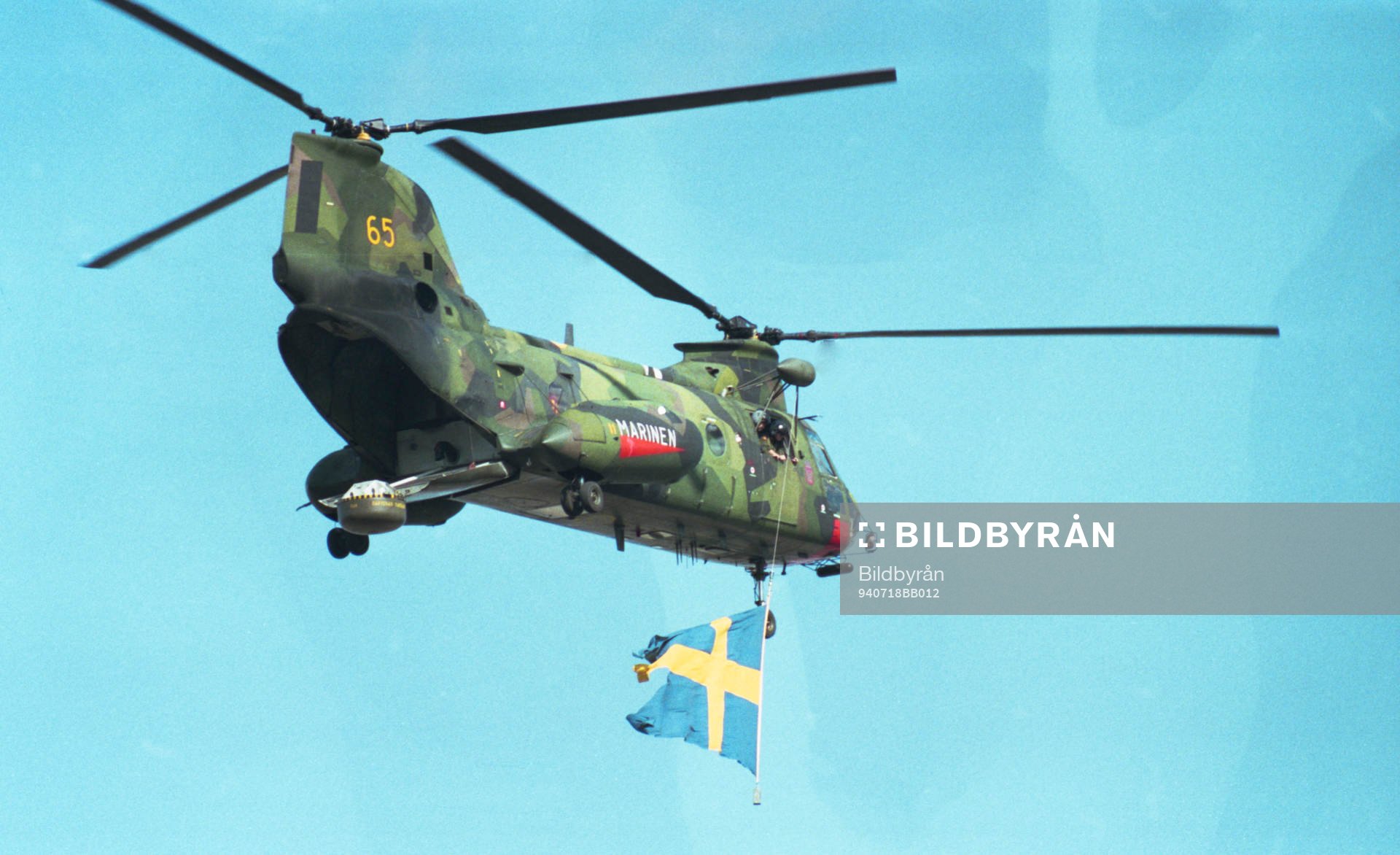 Marinens helikopter kommer med en svensk flagga