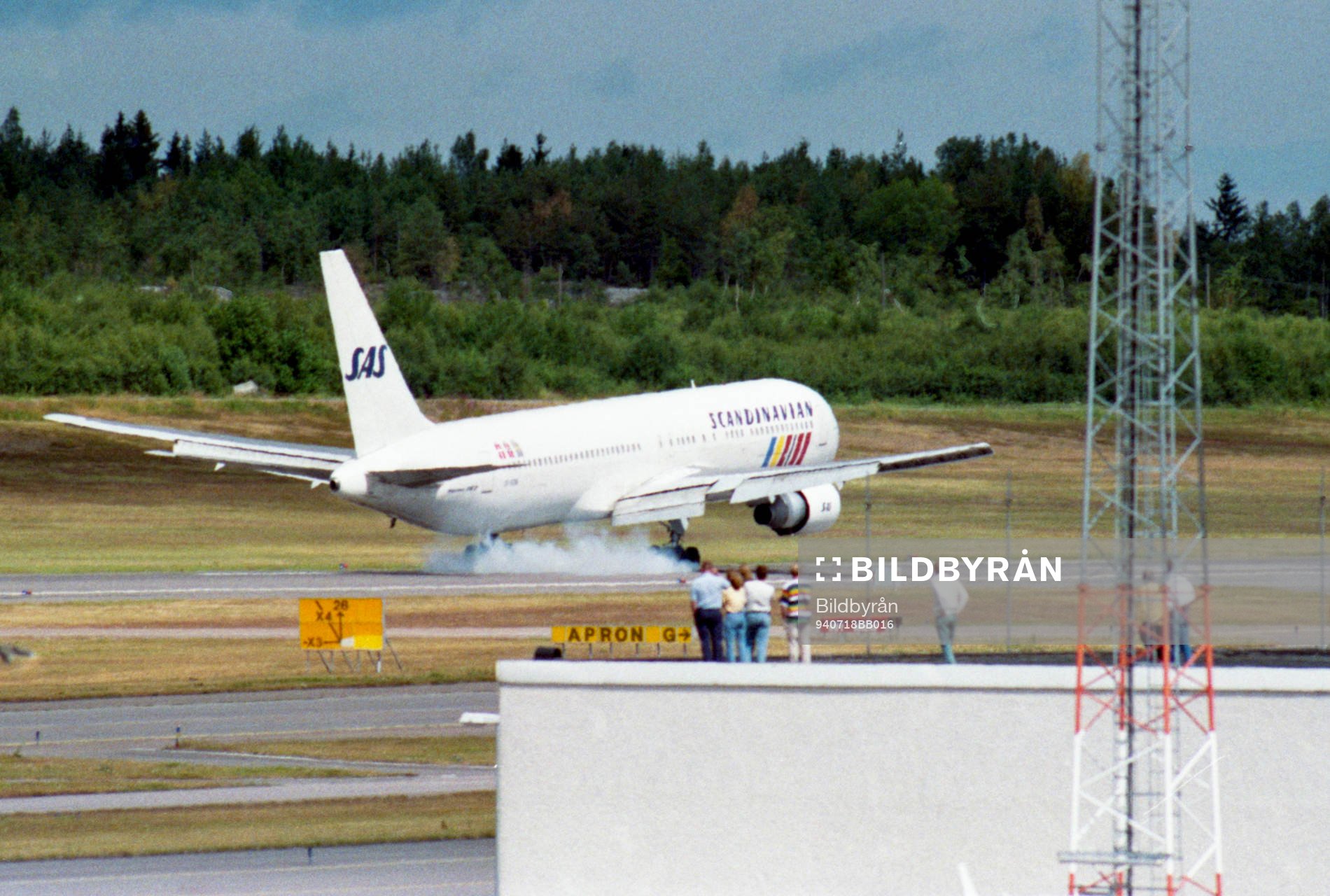 Sveriges landslagstrupp anländer med flygplan