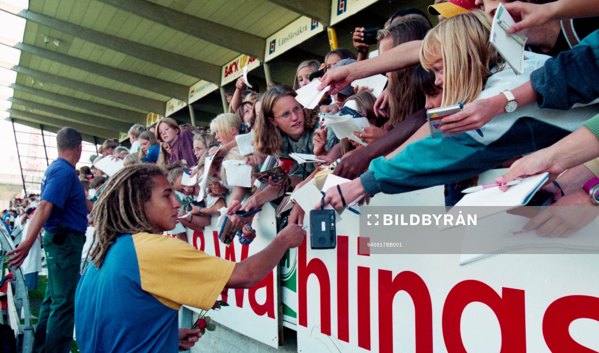 Henrik Larsson skriver autografer