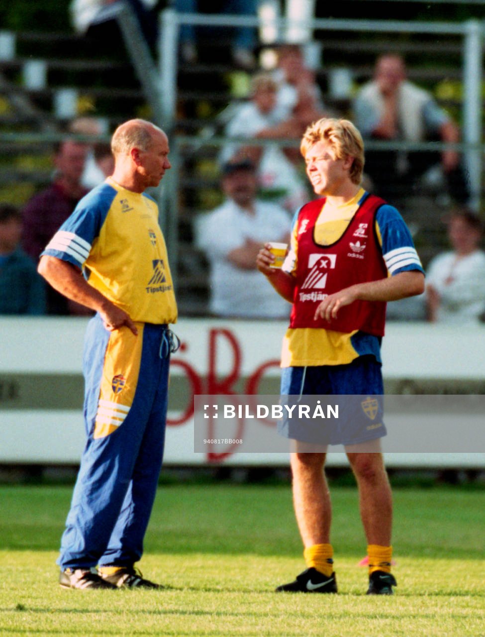 Tommy Svensson, förbundskapten och Tomas Brolin diskuterar