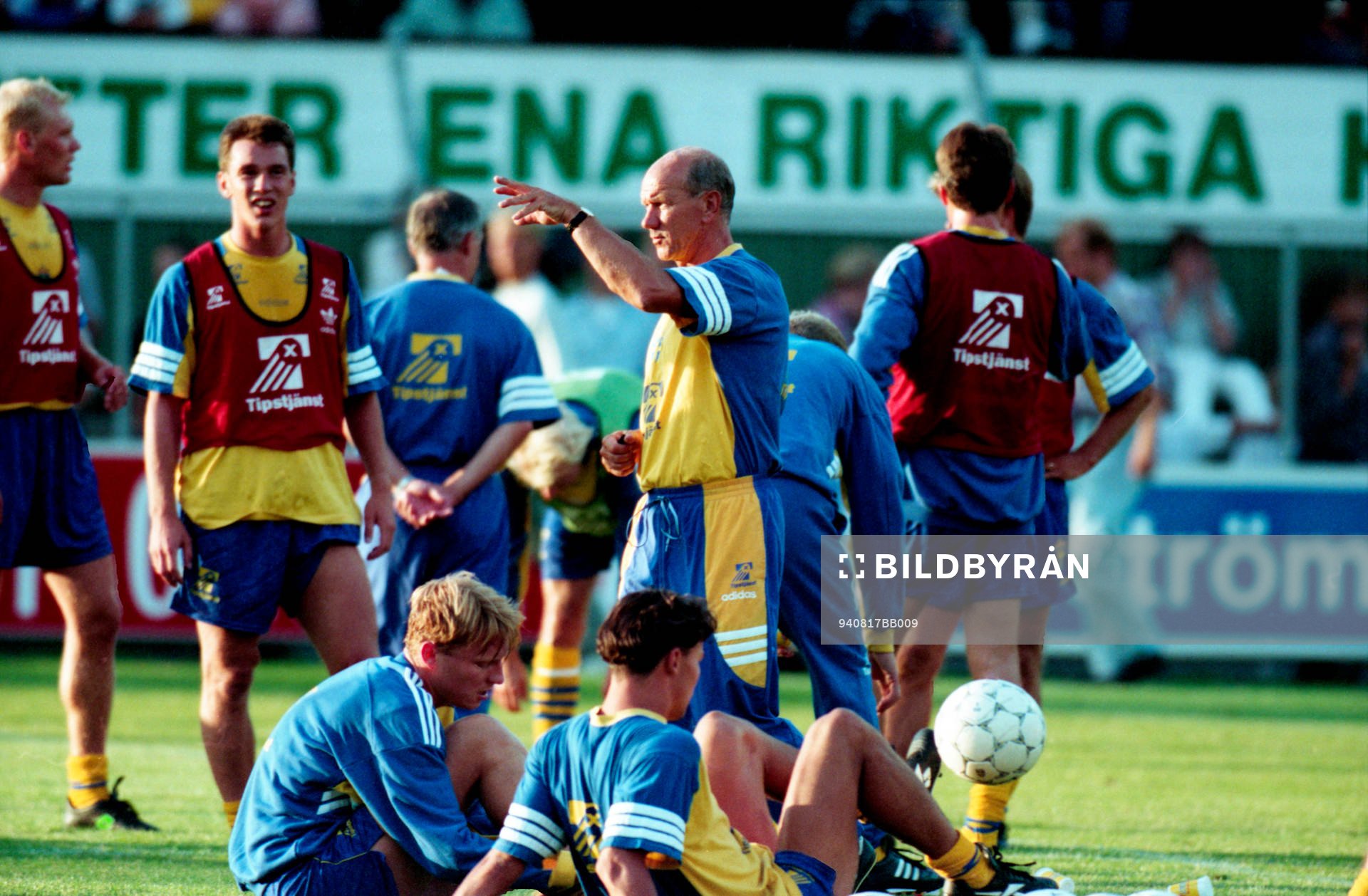 Tommy Svensson, förbundskapten instruerar spelarna