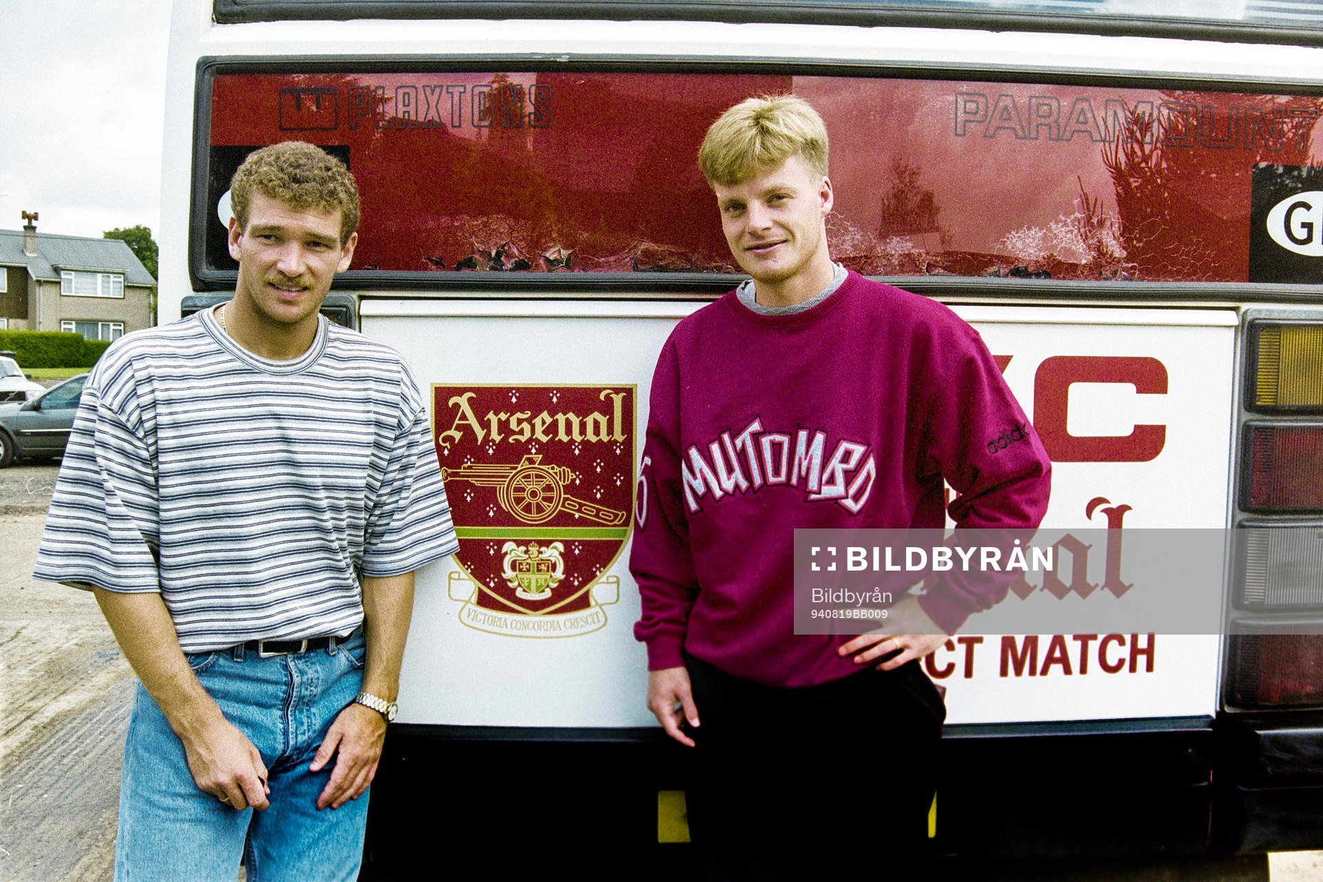 John Jensen och Stefan Schwarz vid spelarbussen