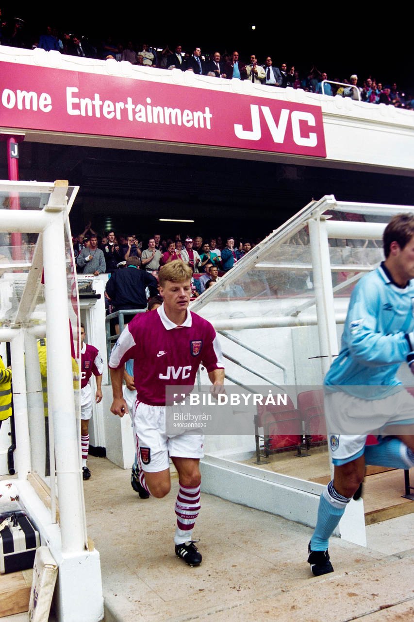  Stefan Schwarz, Arsenal på väg in på arenan.