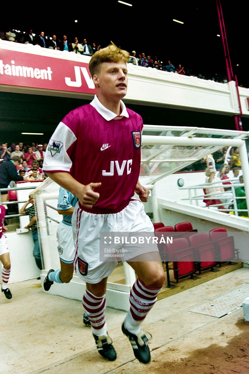  Stefan Schwarz, Arsenal på väg in på arenan.