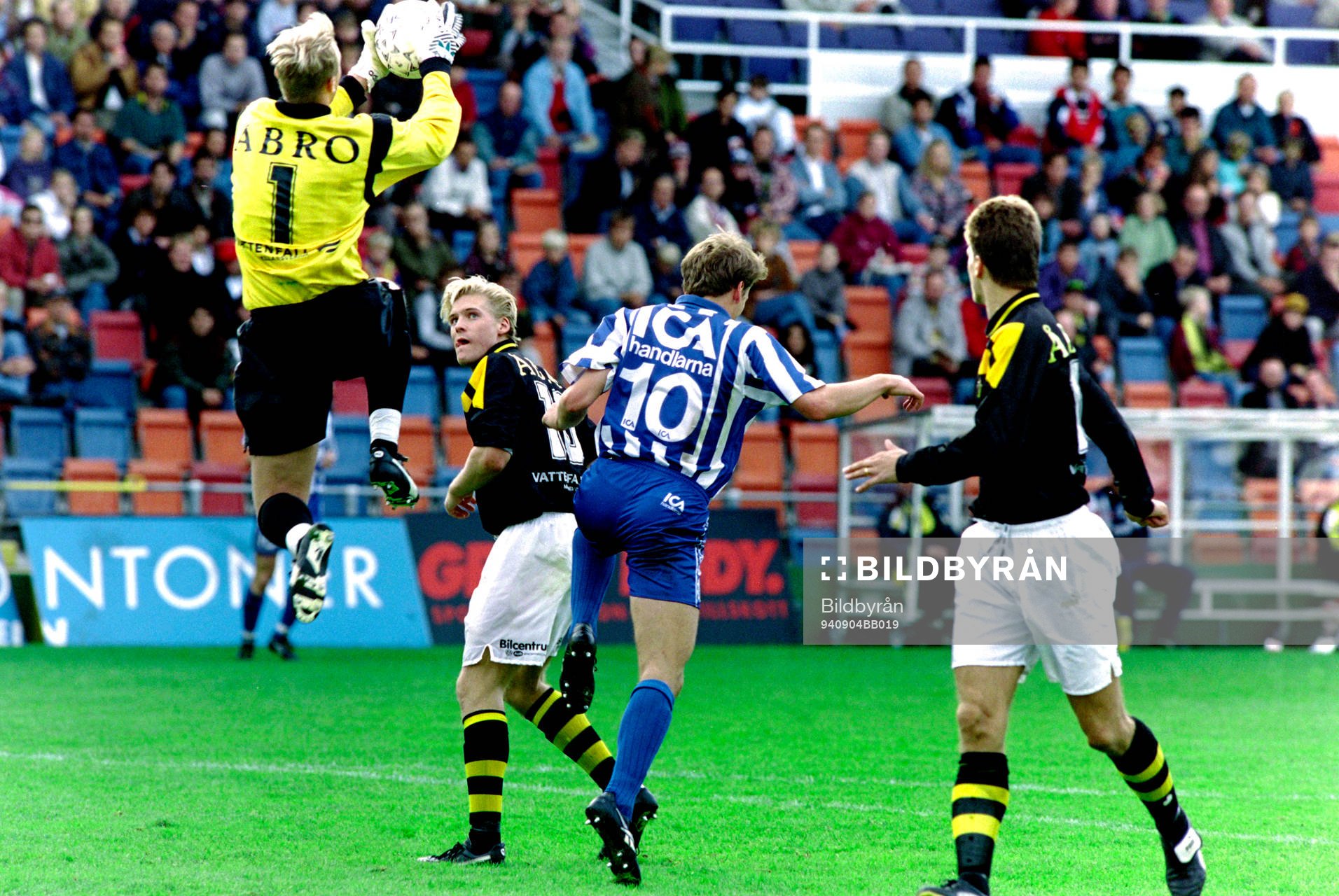 Magnus Hedman, målvakt i AIK greppar bollen framför
