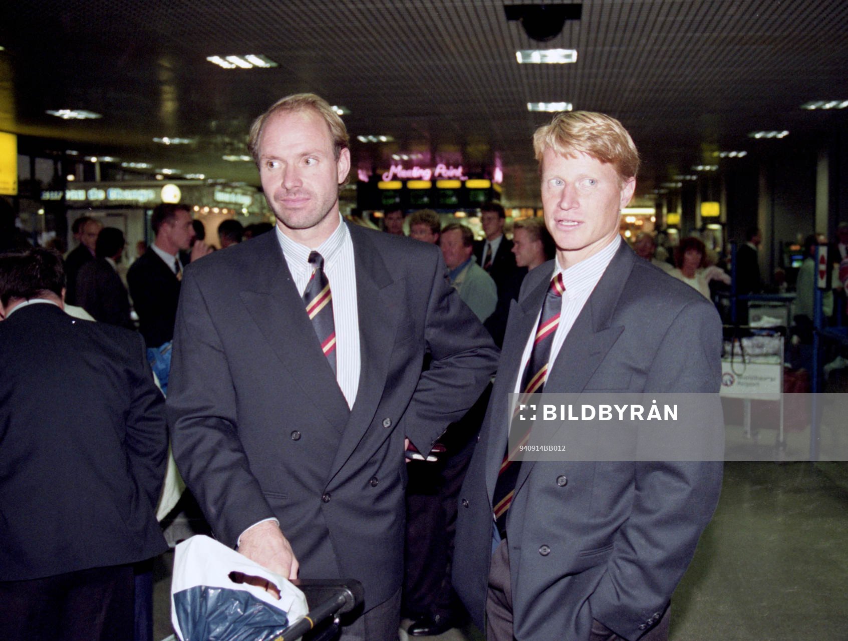 Thomas Ravelli och Stefan Pettersson på flygplatsen