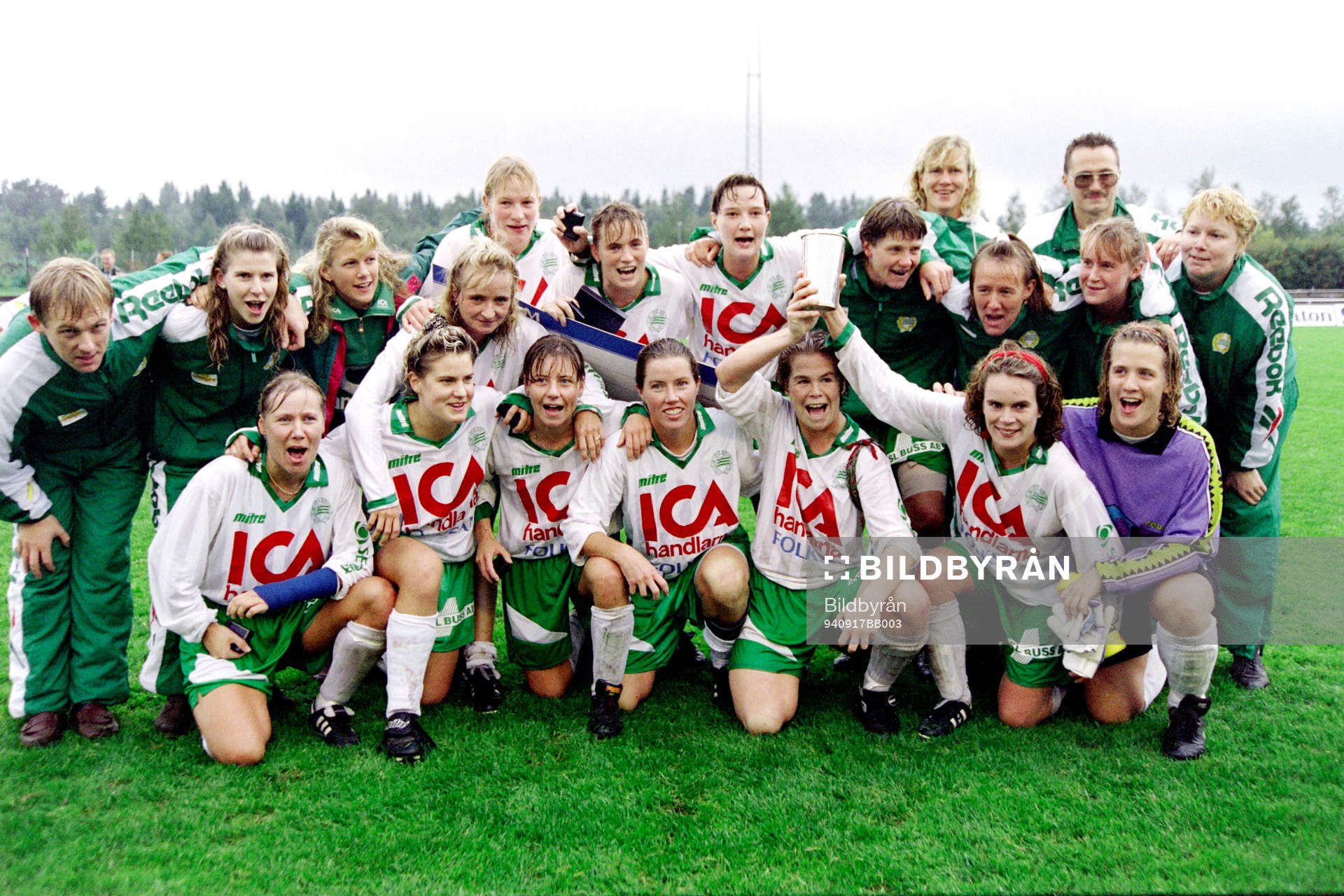 Fotboll, damer, Svenska Cupen, final, Hammarby - Gideonsberg, 2-1: Hammarbys segrande lag. Bakre raden fr. v Paul Balsom, ass. tränare, Ann Rundqvist, lagledare, Malin Bergquist, Elisabeth Hallberg, Kristin Bengtsson, Lilie Persson, Karin Thorildsson, Pia Sundhage, Teija Tolvanen, Annelie Norén, Björn Dahlqvist, materialförvaltare, Malin Allberg och Anna Mörnborg, målvaktstränare. Främre raden fr. v Soile Ojala, Alexandra Andersson, Petra Janeld, Amanda Cromwell, Karen Farley, Anneli Olsson och Karin Brandell, målvakt.