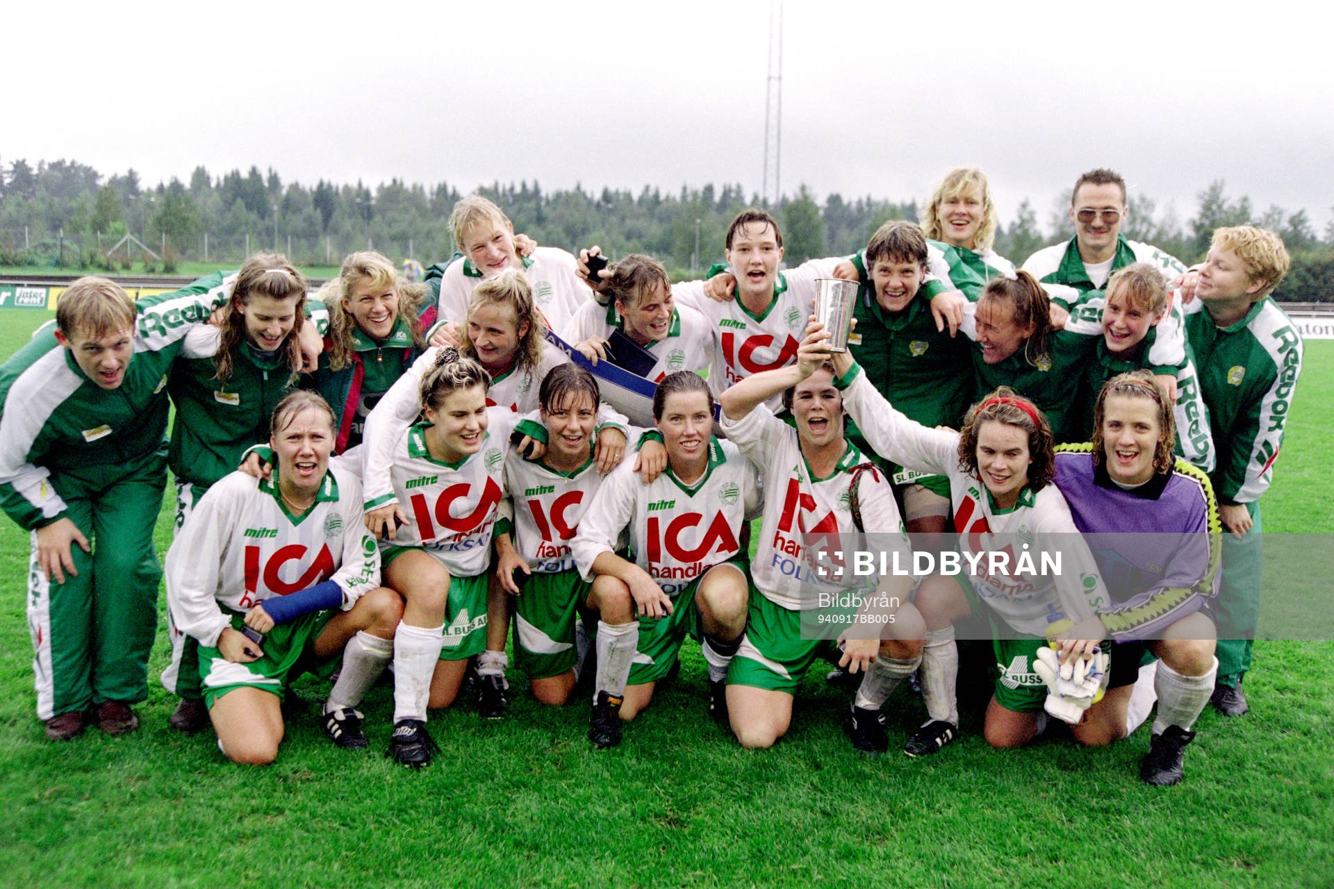 Fotboll, damer, Svenska Cupen, final, Hammarby - Gideonsberg, 2-1: Hammarbys segrande lag. Bakre raden fr. v Paul Balsom, ass. tränare, Ann Rundqvist, lagledare, Malin Bergquist, Elisabeth Hallberg, Kristin Bengtsson, Lilie Persson, Karin Thorildsson, Pia Sundhage, Teija Tolvanen, Annelie Norén, Björn Dahlqvist, materialförvaltare, Malin Allberg och Anna Mörnborg, målvaktstränare. Främre raden fr. v Soile Ojala, Alexandra Andersson, Petra Janeld, Amanda Cromwell, Karen Farley, Anneli Olsson och Karin Brandell, målvakt.