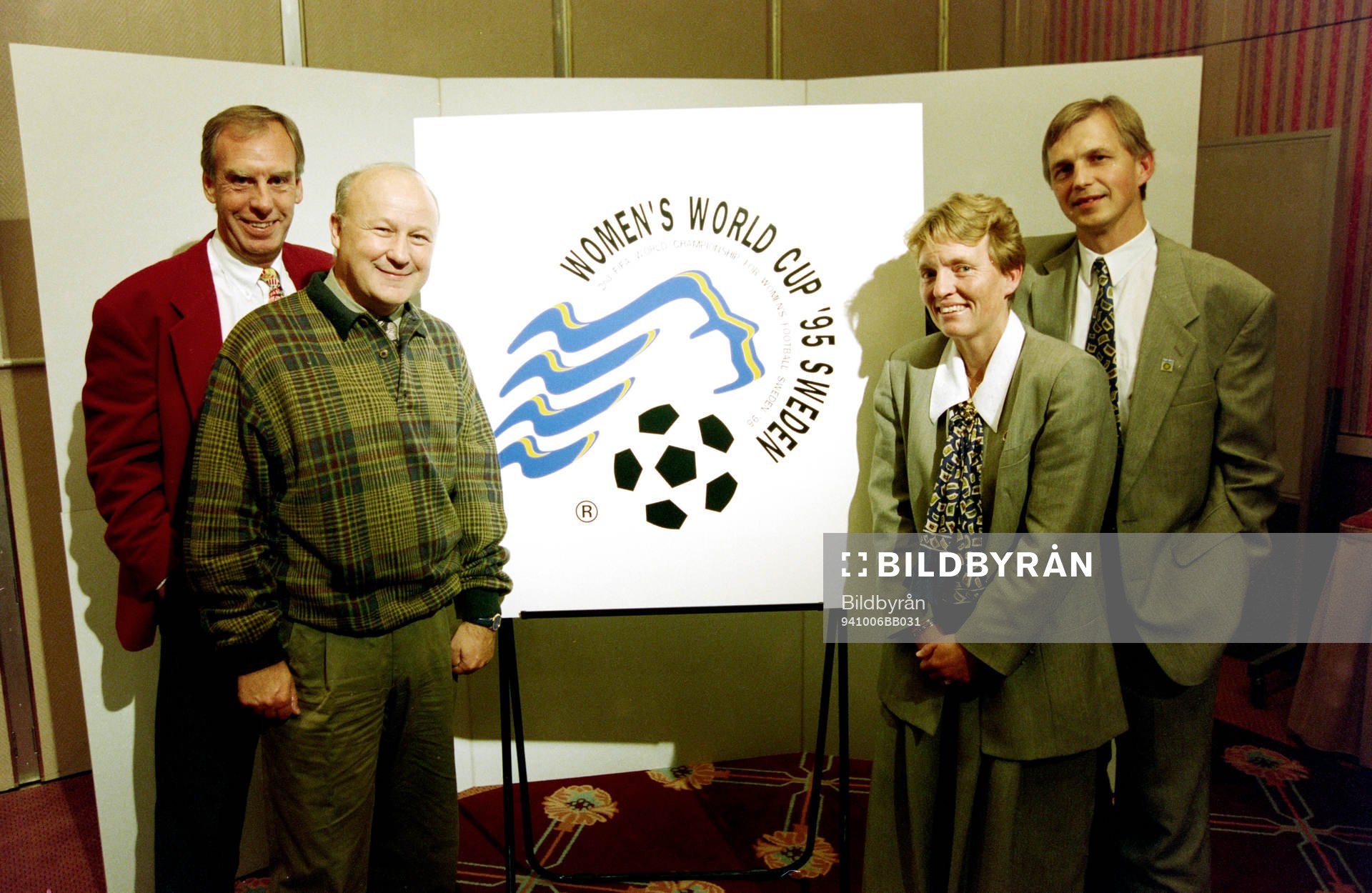 Fotboll, Damer, Presskonferens inför VM 1995: Fr. v Bengt Simonsson, förbundskapten, Lars-Åke Lagrell, ordförande i Svenska Fotbollsförbundet, Susanne Erlandsson och Lars Richt.