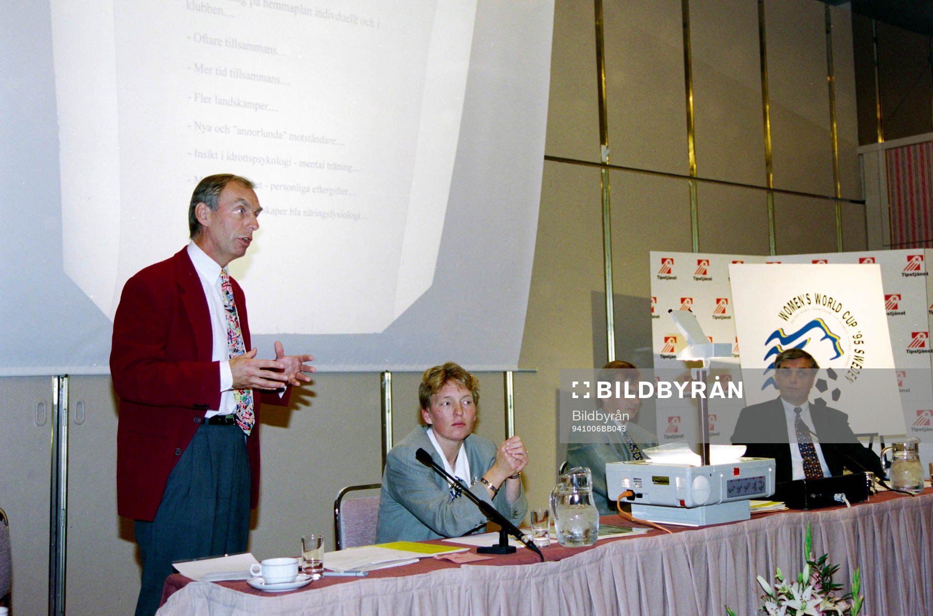 Fotboll, Damer, Presskonferens inför VM 1995: Bengt Simonsson, förbundskapten, Susanne Erlandsson, Lars Richt och Jörgen Olsson.