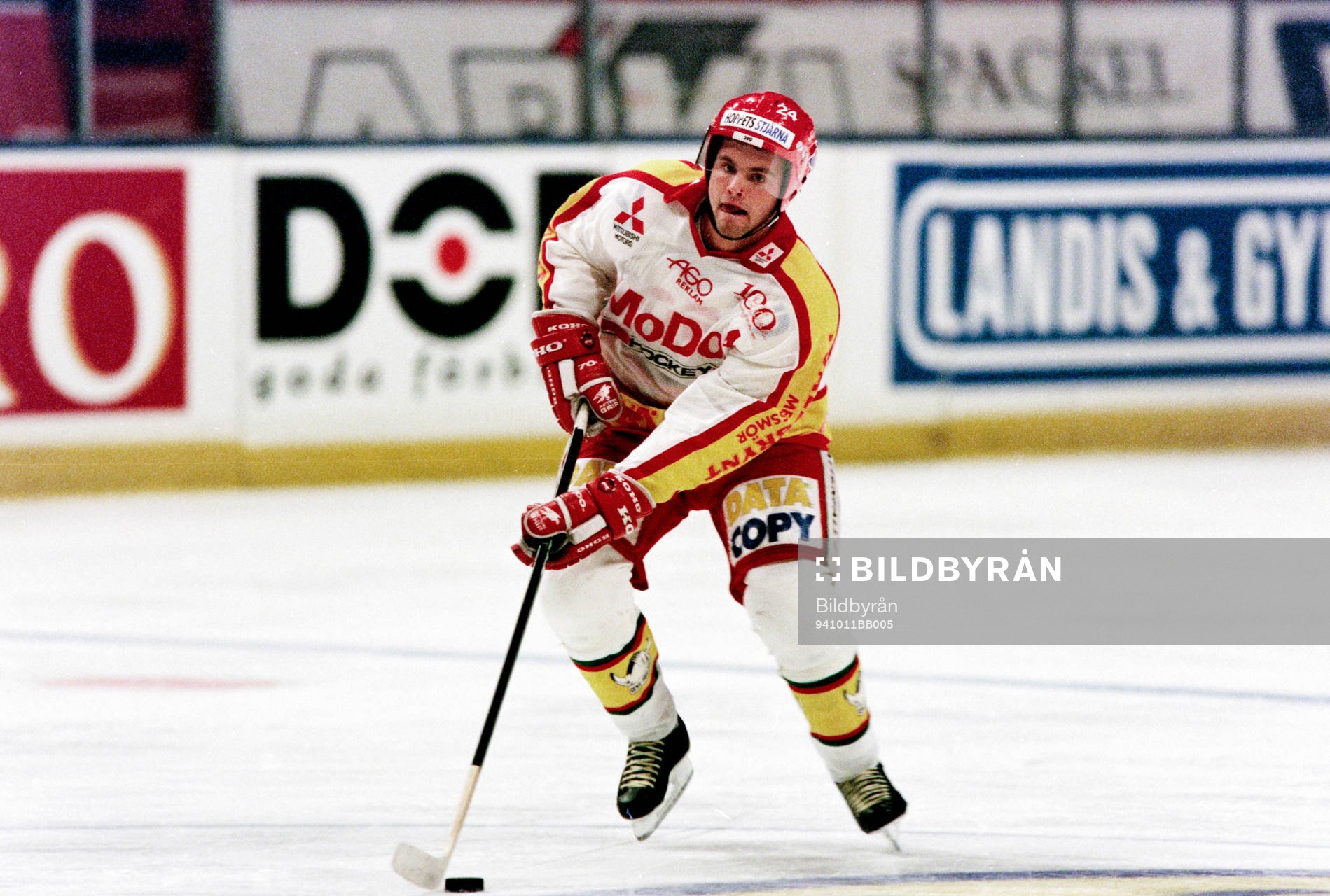 Niklas Sundström, Modo