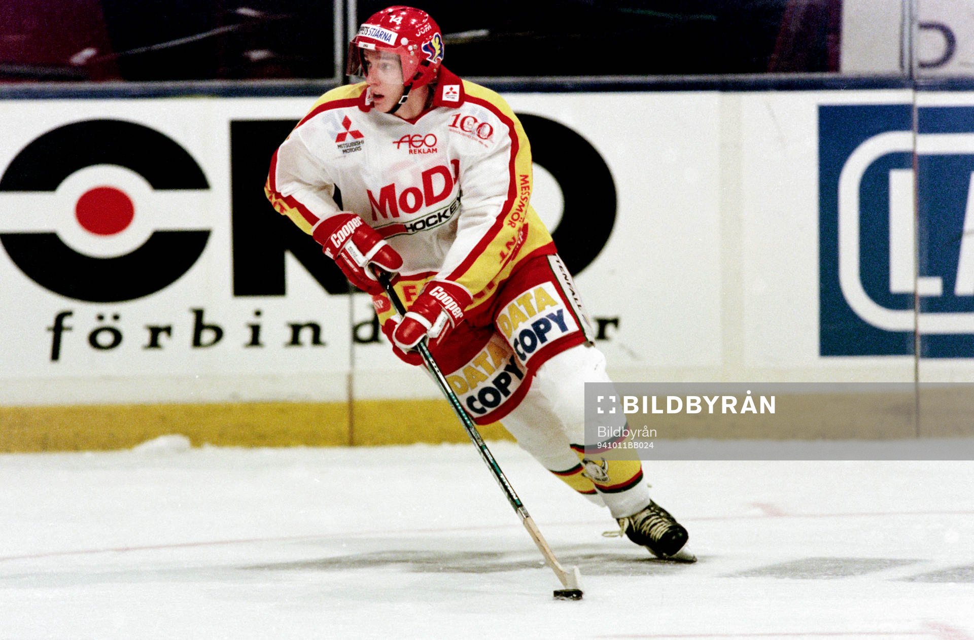 Mikael Håkanson, Modo