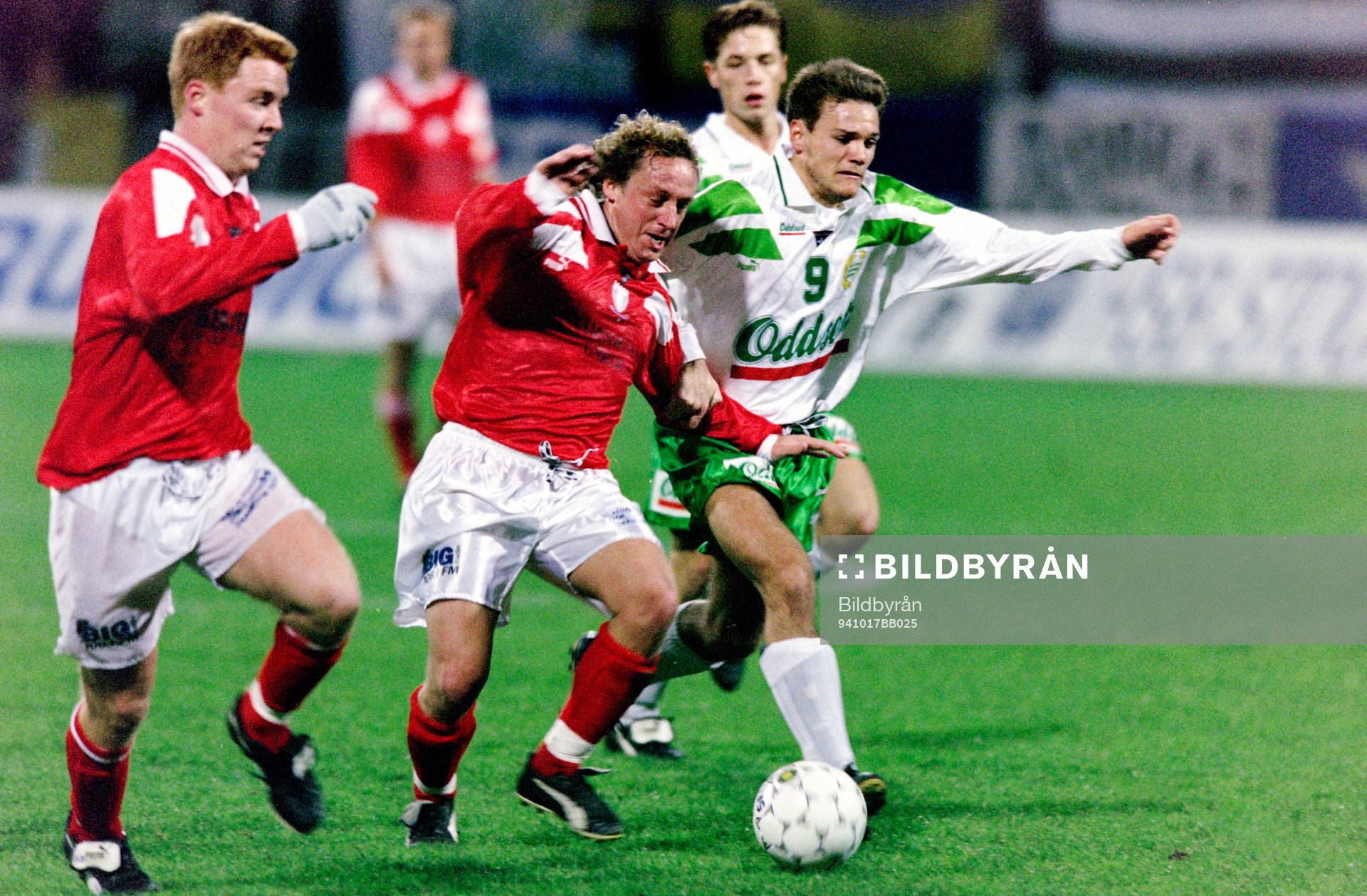 Fotboll, Allsvenskan, Hammarby - Malmö FF, 2-0: Robert Prytz, Malmö med Mikael Hellström, Hammarby i ryggen.