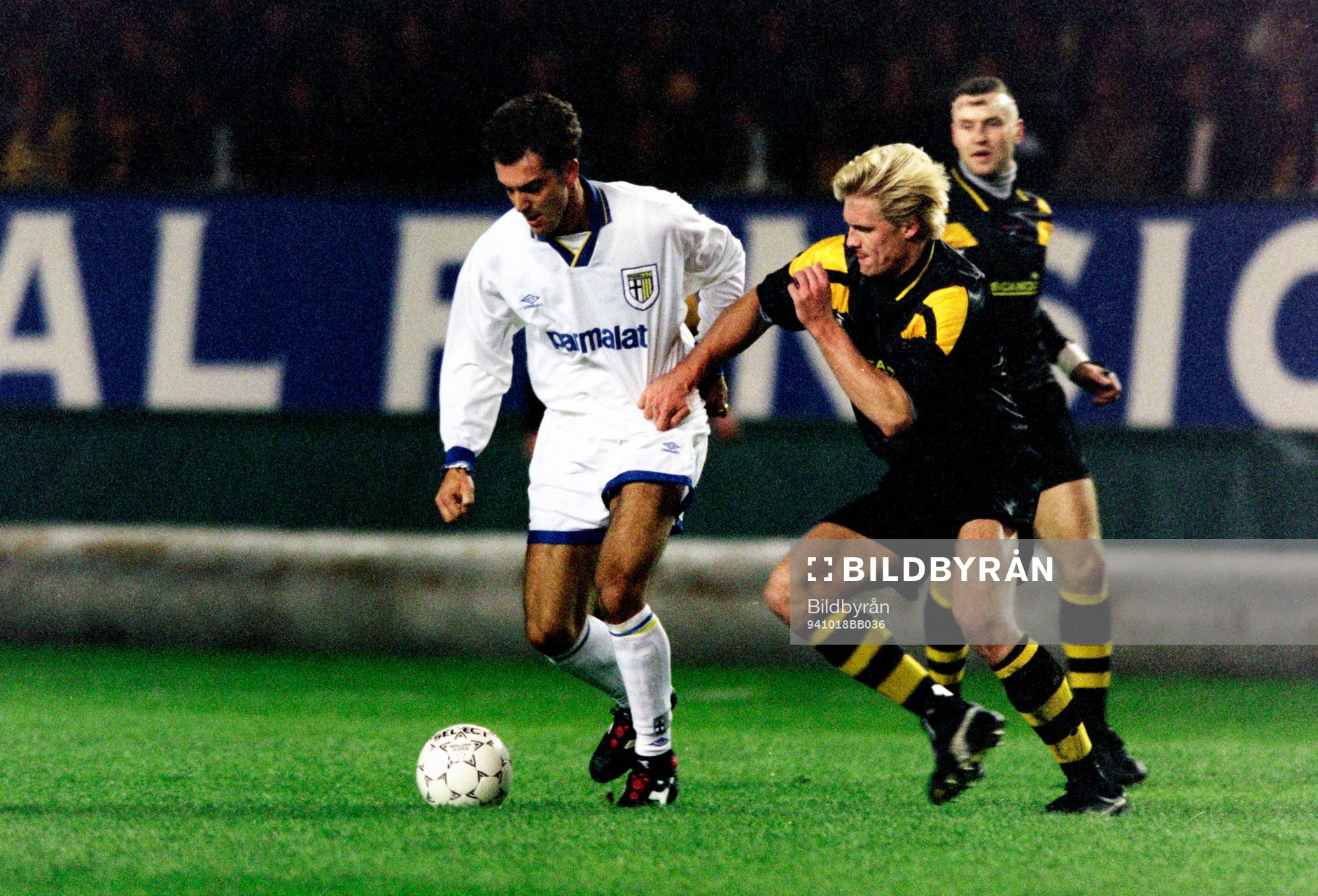 Fotboll, Uefaacupen, AIK - Parma, 0-1: Johan Mjällby, AIK jagar bollen.