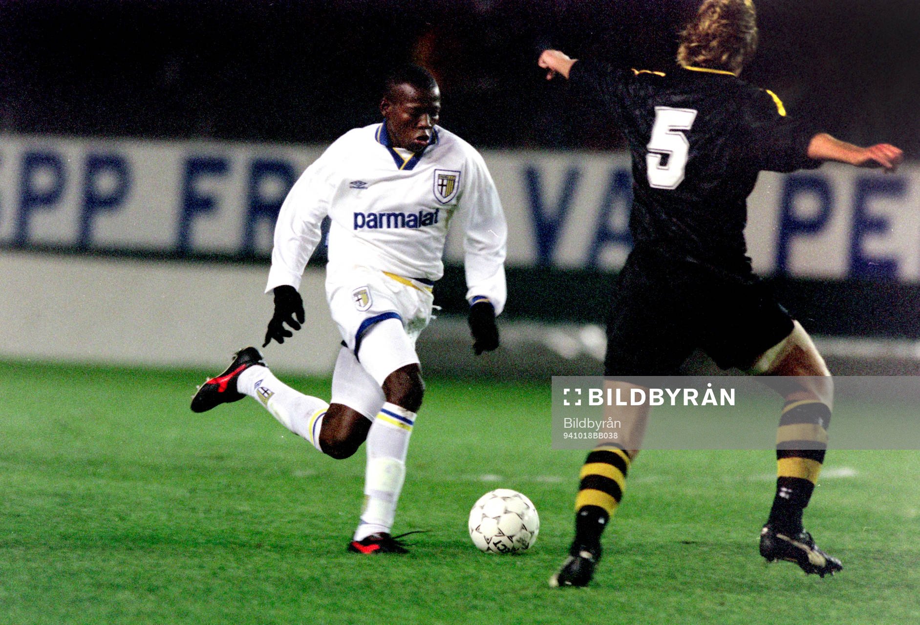Fotboll, Uefaacupen, AIK - Parma, 0-1: Faustino Asprilla, Parma utmanar Jesper Jansson, AIK.
