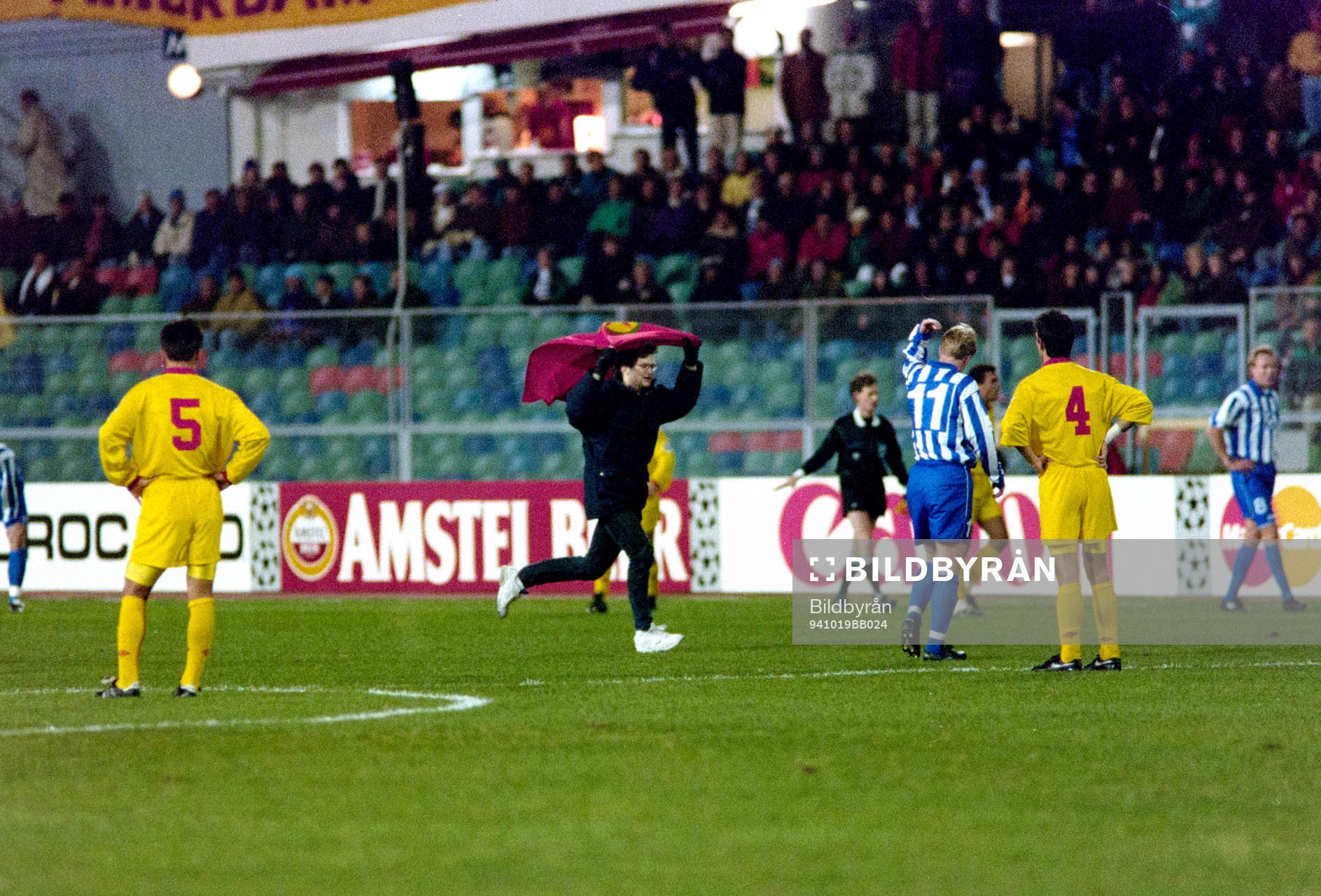En galatasaraysupporter stormar planen