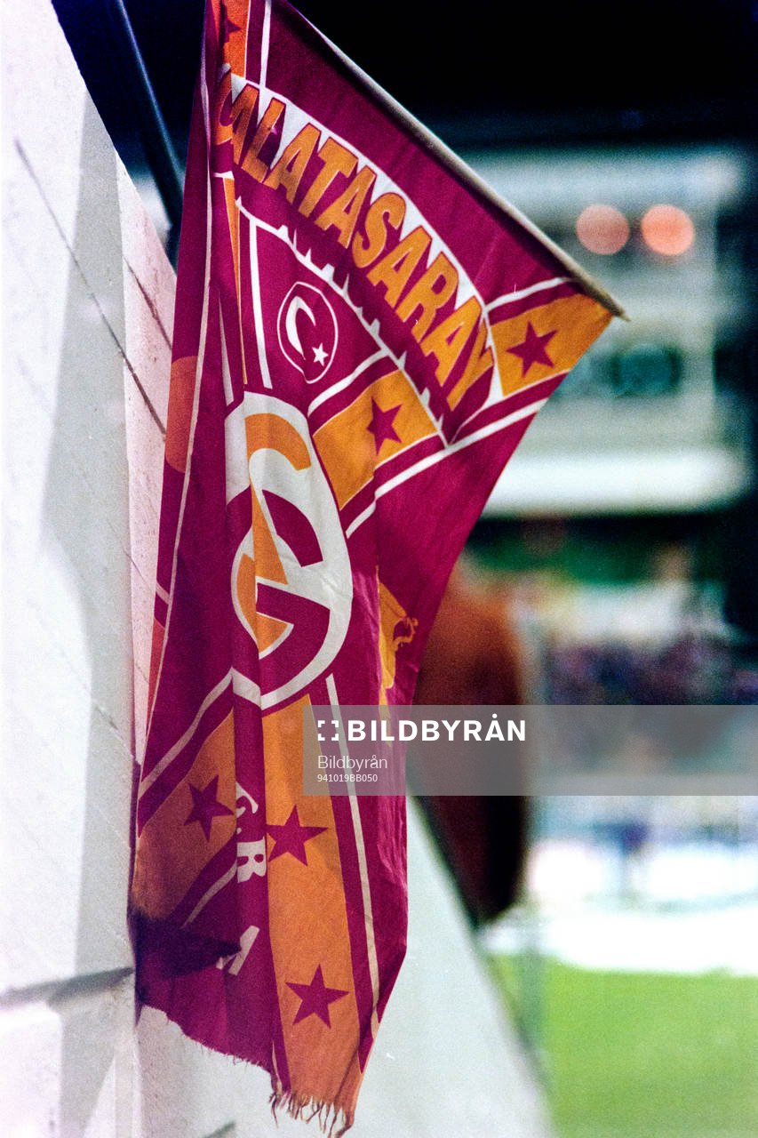 Fotboll, Champions League, IFK Göteborg - Galatasaray, 1-0: En galatasarayflagga.
