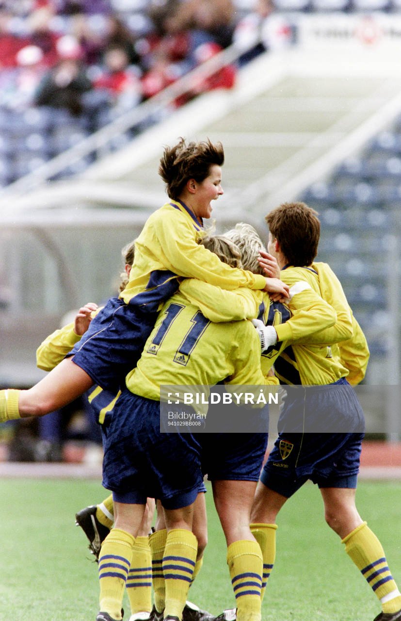 Fotboll, Damer, EM, Kvartsfinal, Sverige - Danmark, 3-0: Annika Nessvold och Sverige jublar efter mål.