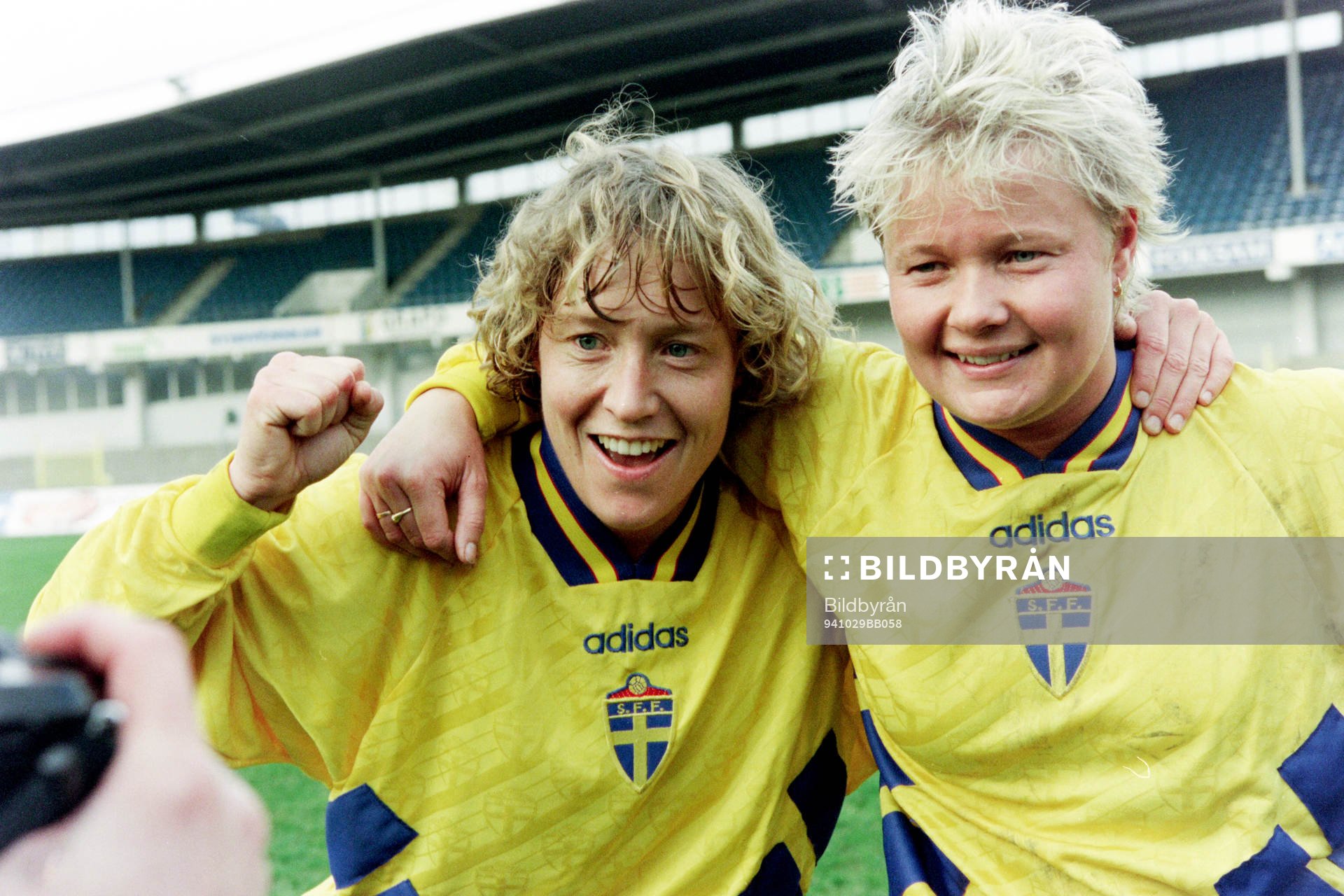 Målskyttarna Helen Johansson och Anneli Andelén, Sverige