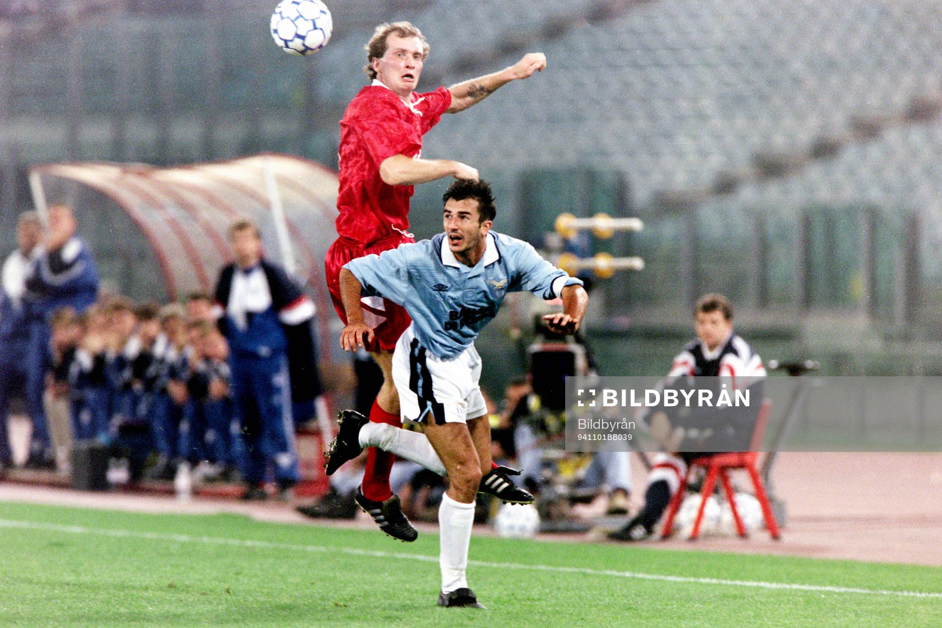 Fotboll, Uefacupen, Lazio - Trelleborg, 1-0: Lars Blixt, Trelleborg i en nickduell.