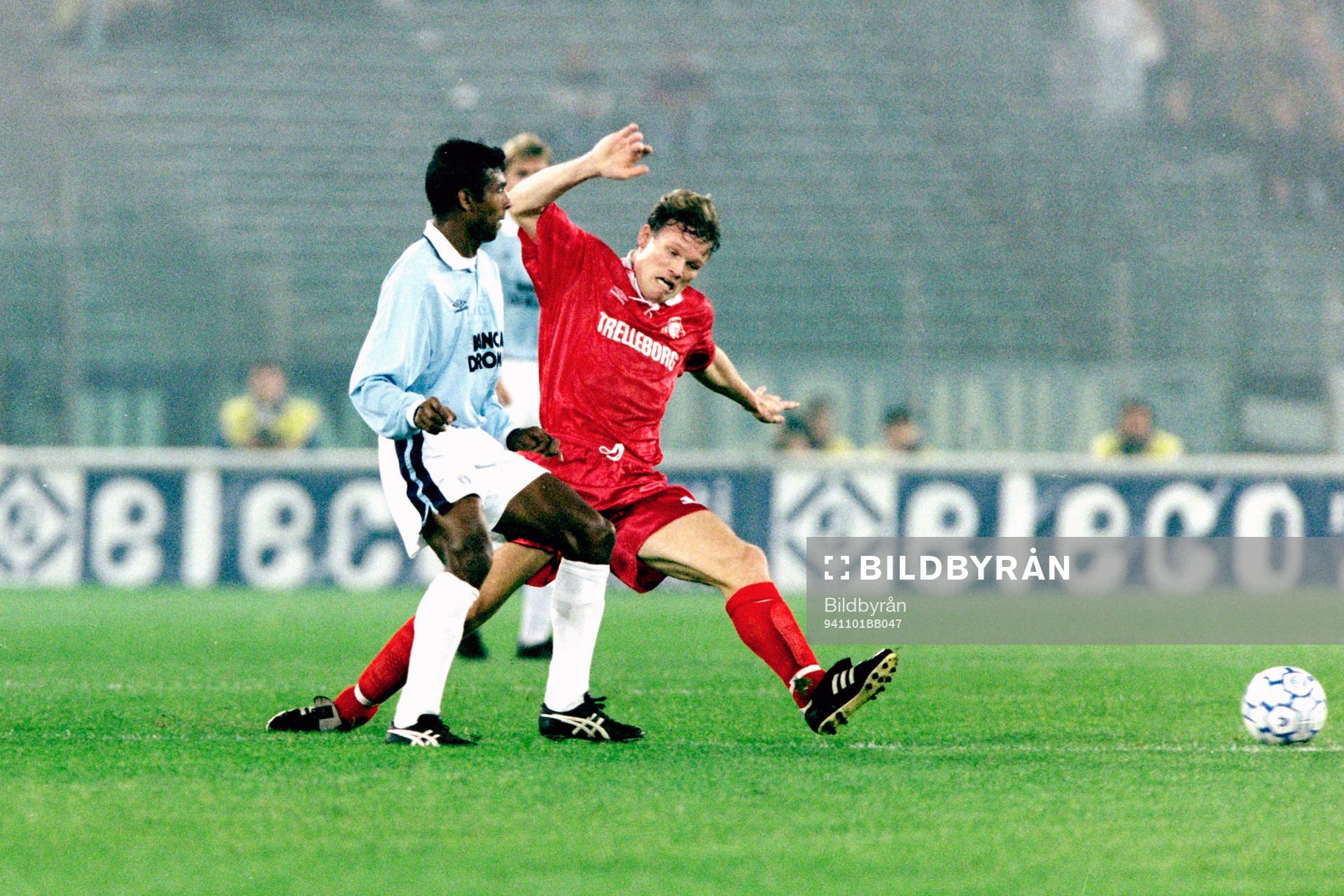 Fotboll, Uefacupen, Lazio - Trelleborg, 1-0: Leif Engqvist, Trelleborg i kamp om bollen.