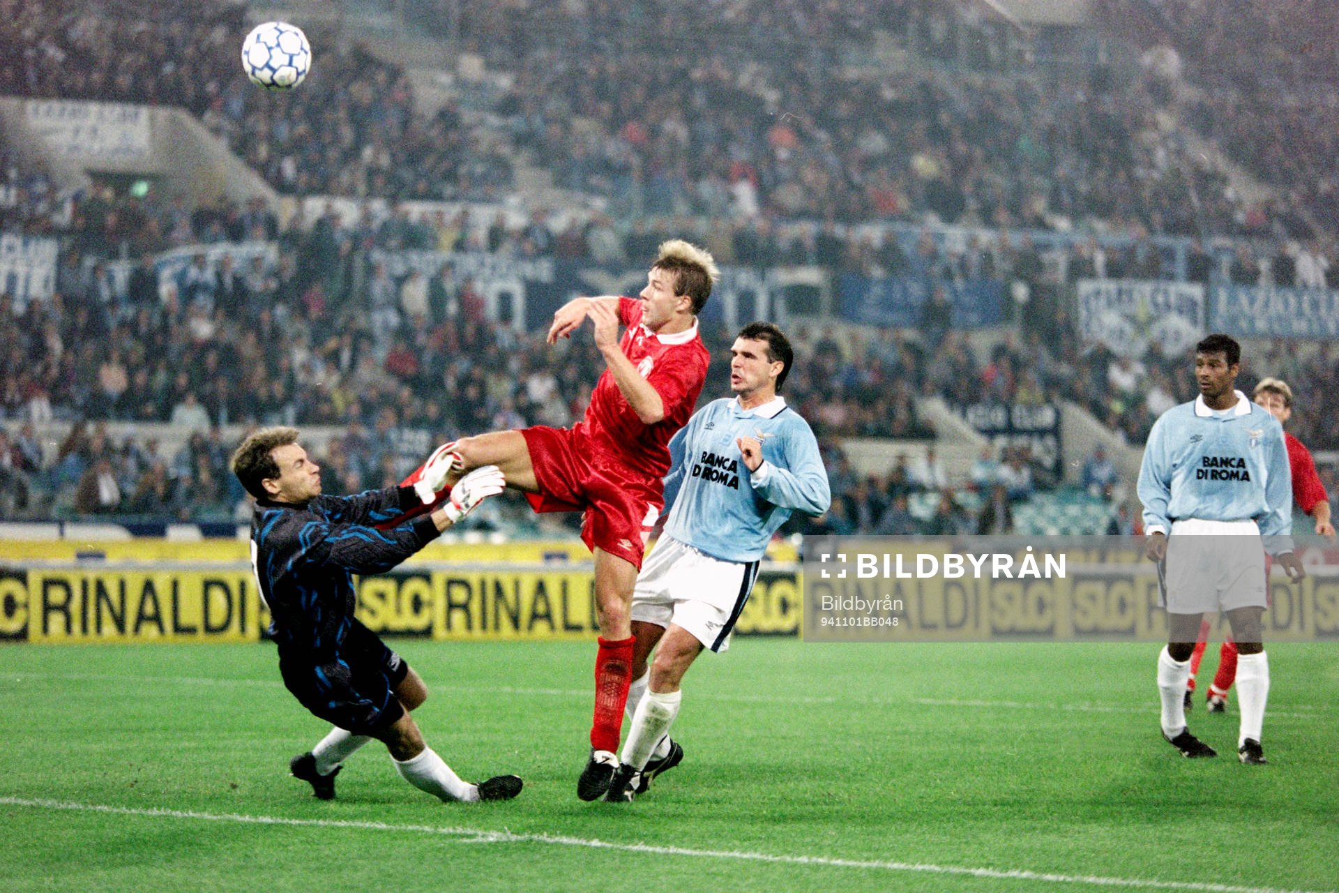 Fotboll, Uefacupen, Lazio - Trelleborg, 1-0: Joachim Karlsson oroar lazios målvakt Marchegiani.