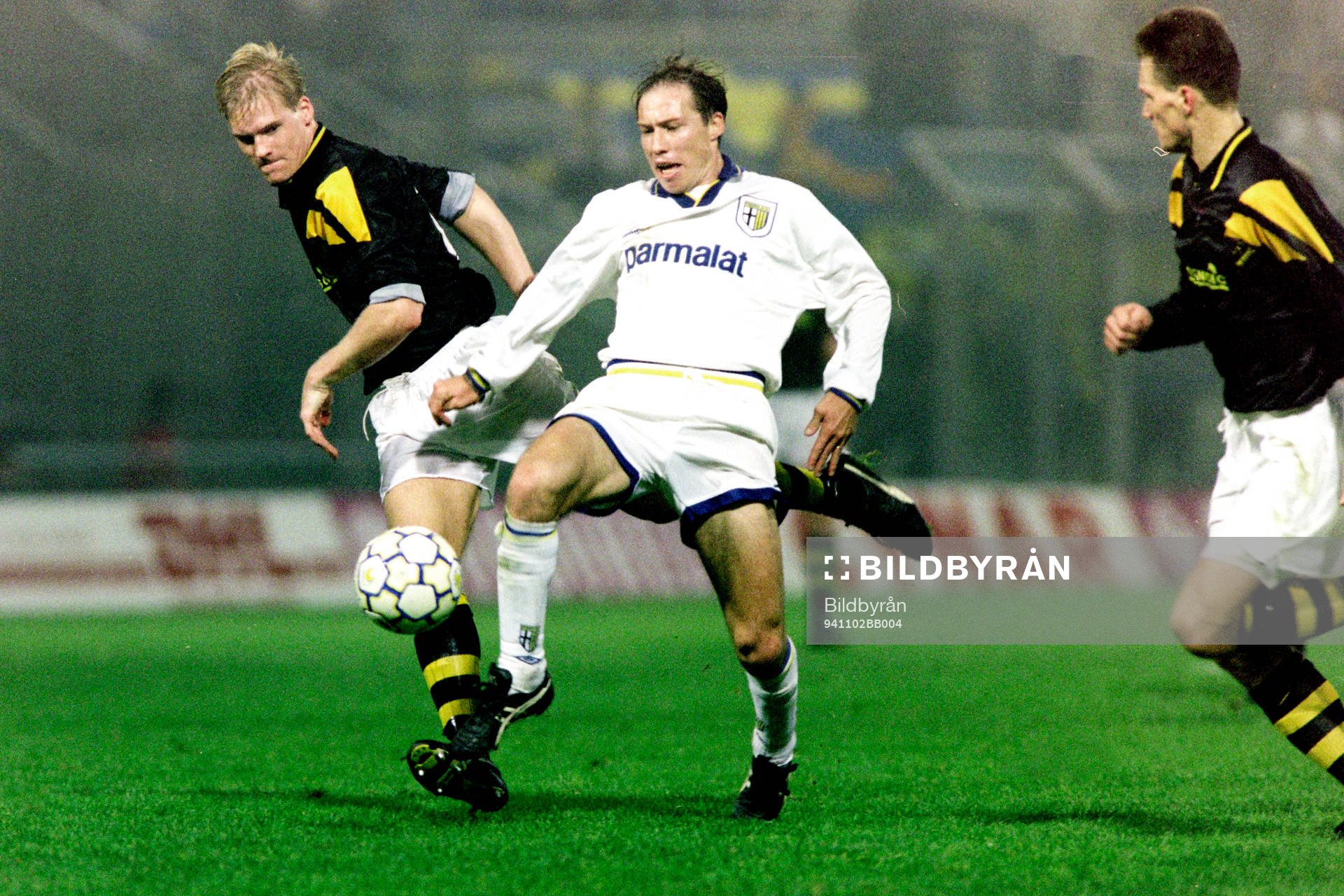Sensini, Parma med bollen uppvaktas av Johan Mjällby, AIK