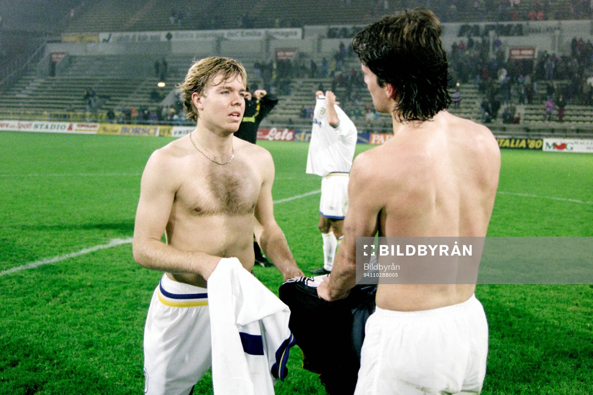 Fotboll, Uefacupen, Parma - AIK, 2-0: Tomas Brolin, Parma bytt tröja med Dick Lidman, AIK.