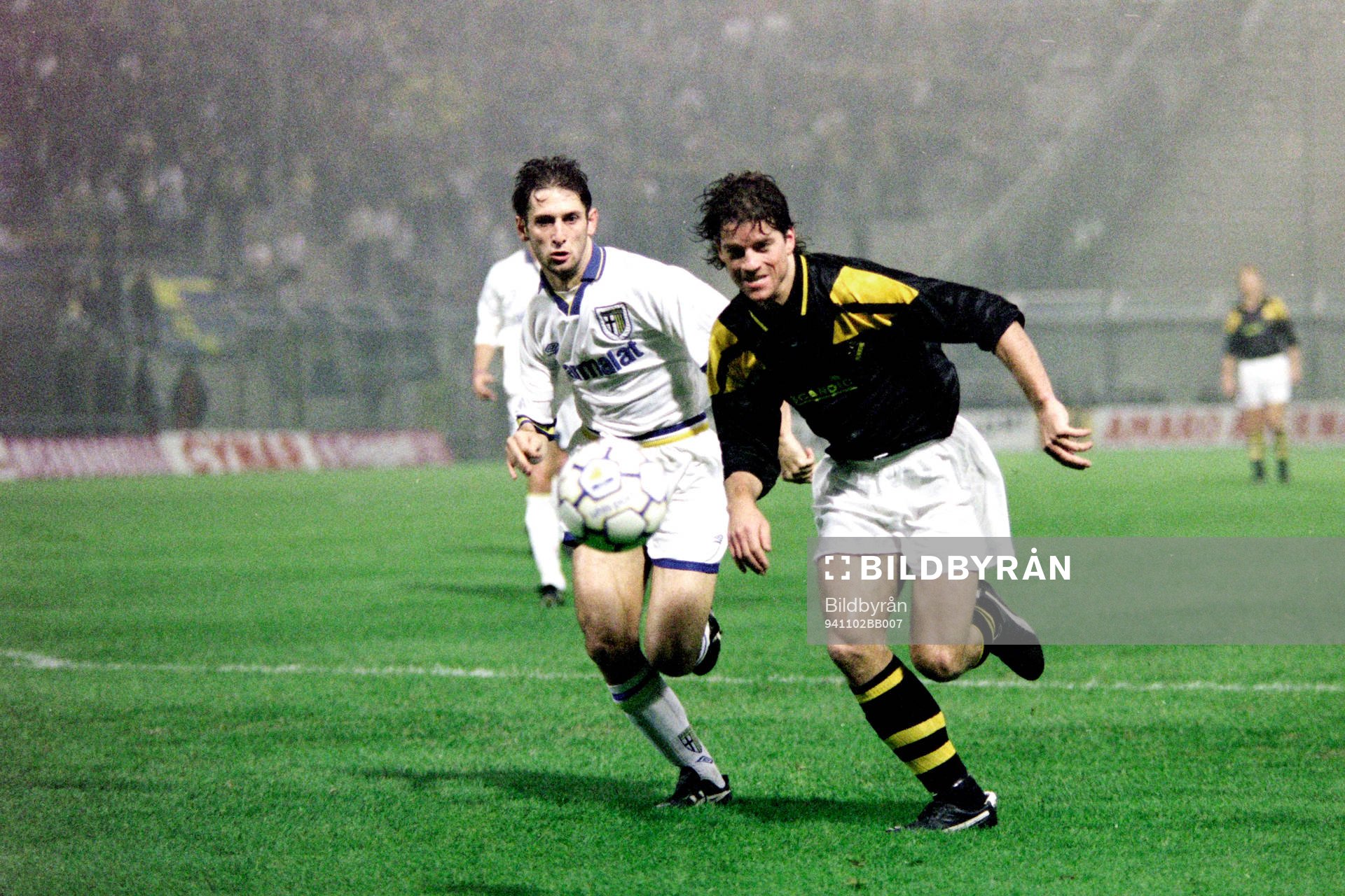 Fotboll, Uefacupen, Parma - AIK, 2-0: Dick Lidman, AIK med bollen.