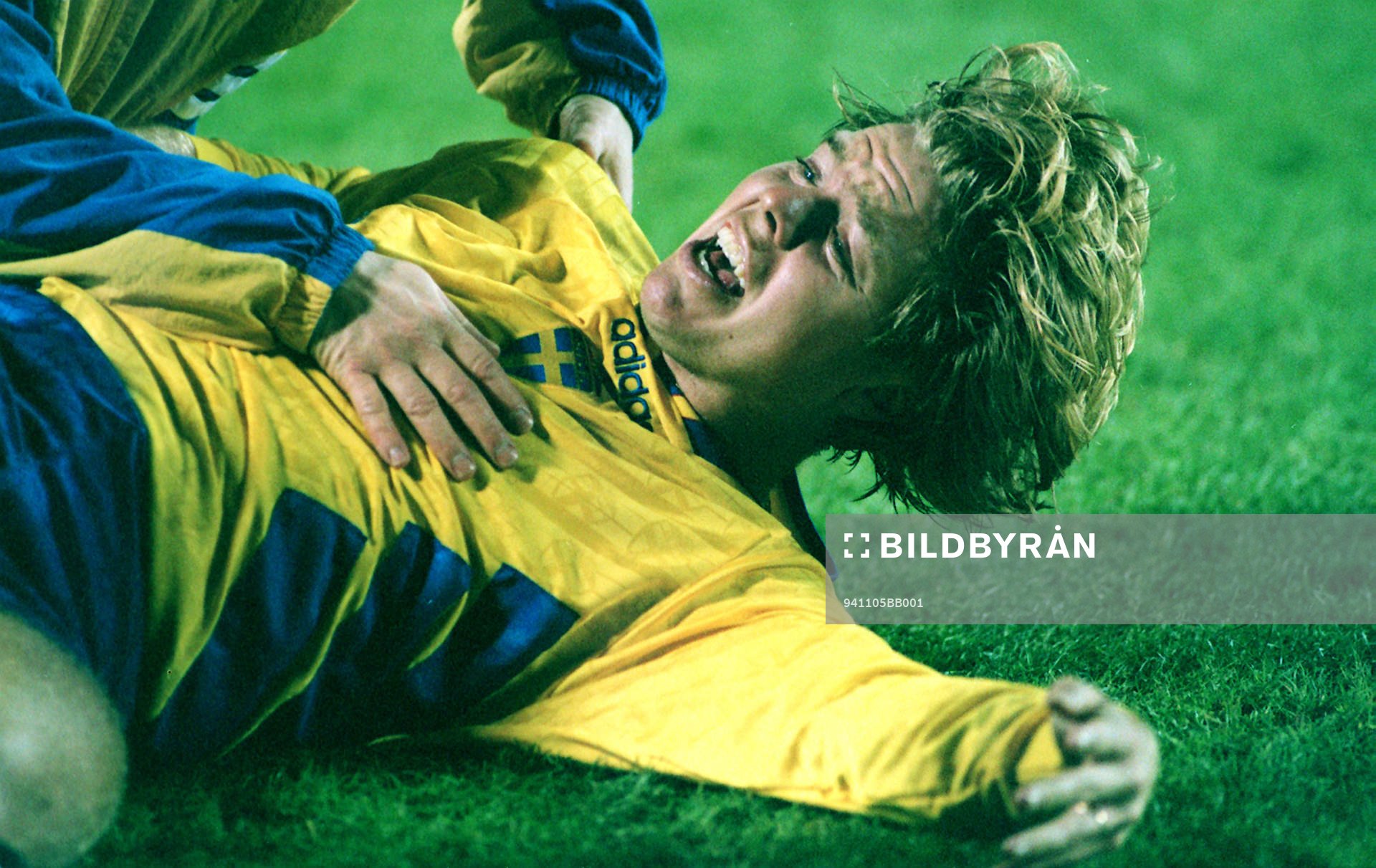 Tomas Brolin, Sverige, bryter foten