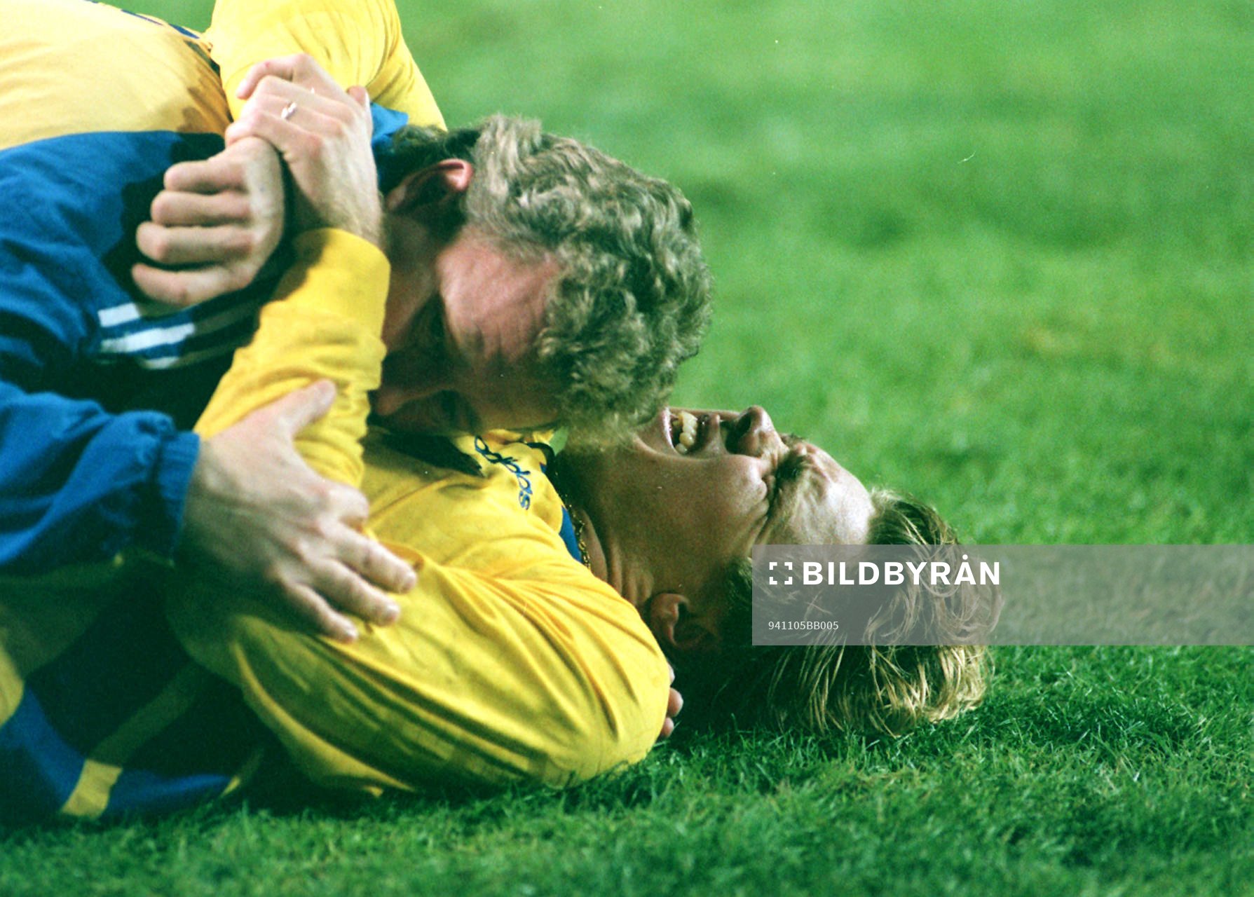 Tomas Brolin, Sverige, bryter foten