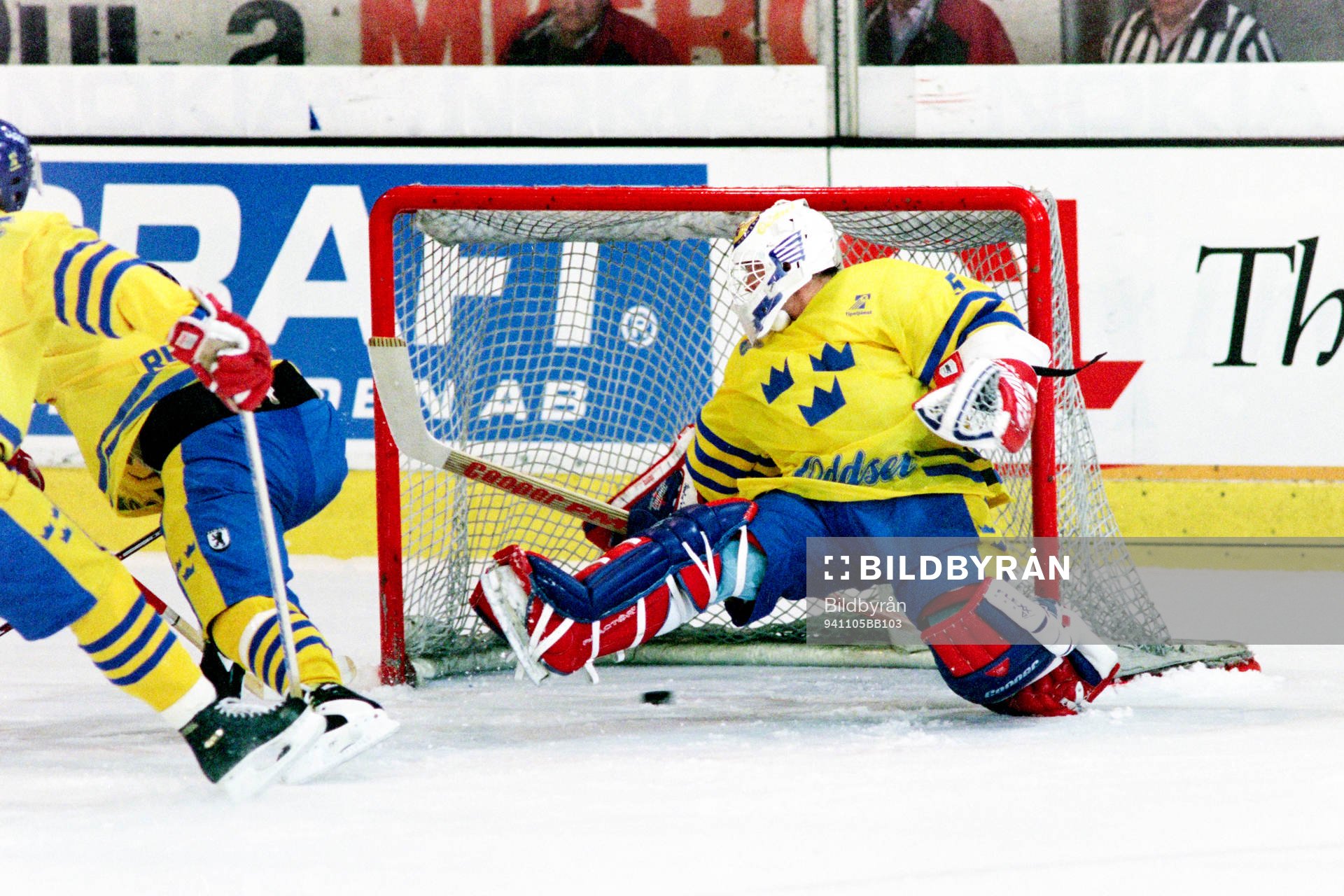 Pucken mellan benen på Roger Nordström, målvakt i Sverige
