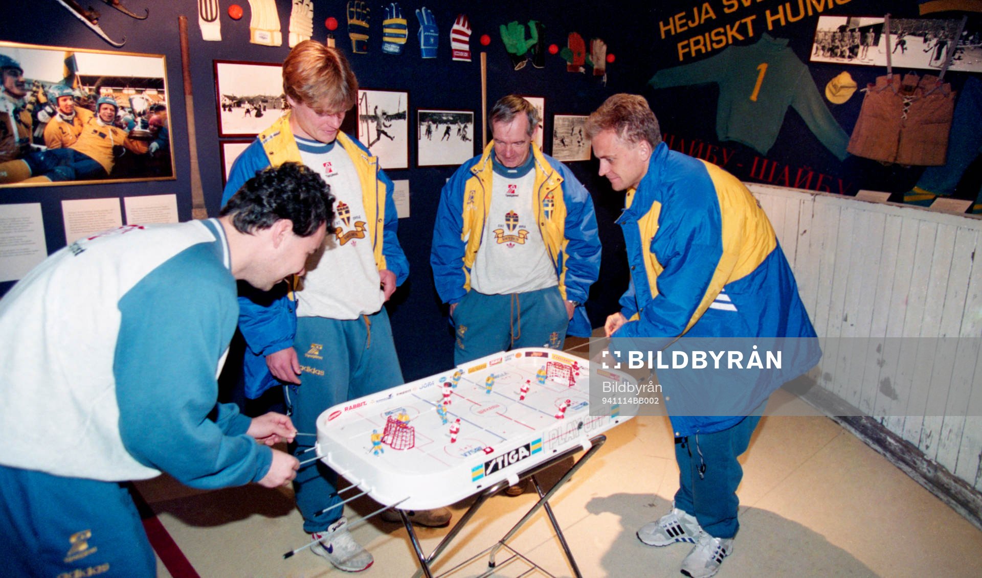 Stefan Rehn och Jonas Thern spelar hockeyspel med Stefan