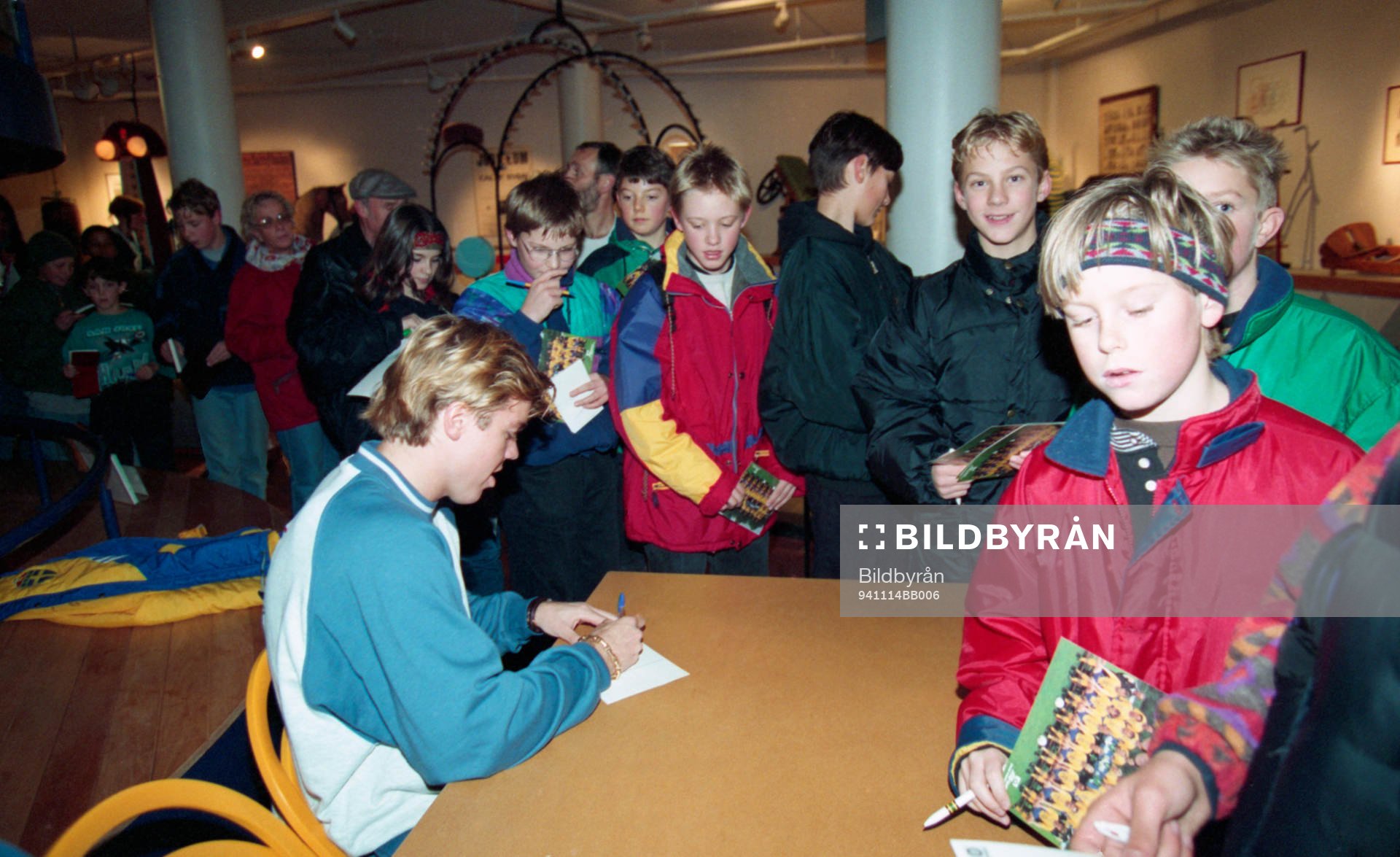 Tomas Brolin skriver autografer