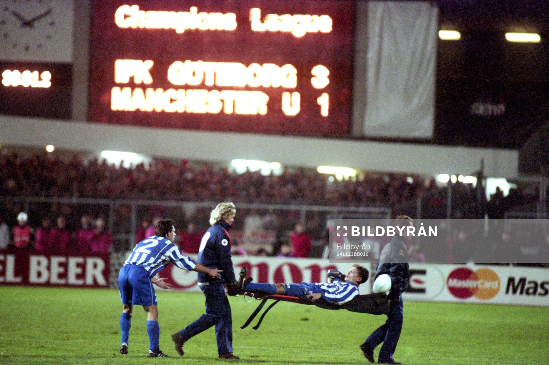 Jesper Blomqvist, Göteborg. bärs ut på bår