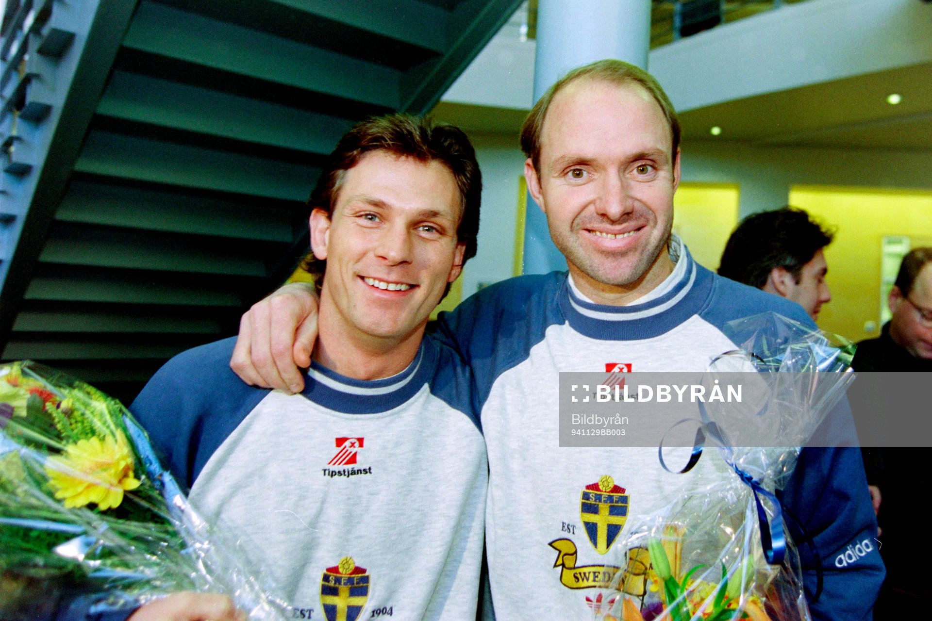 Bragdguldet 1994: Pontus Kåmark och Thomas Ravelli efter att bragdguldet går till det svenska fotbollslandslaget.
