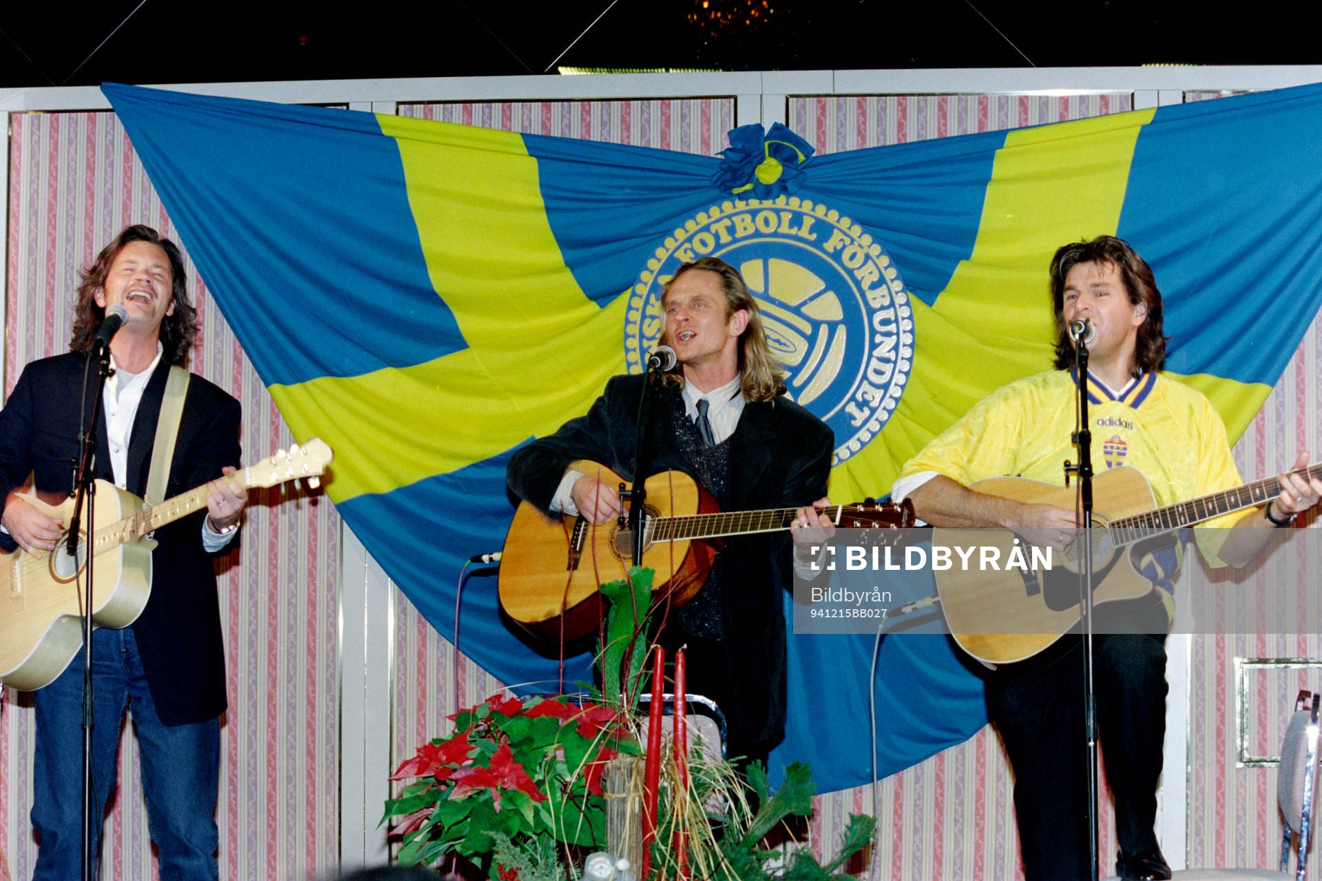 GES uppträder på julfesten. Anders Glenmark, Thomas