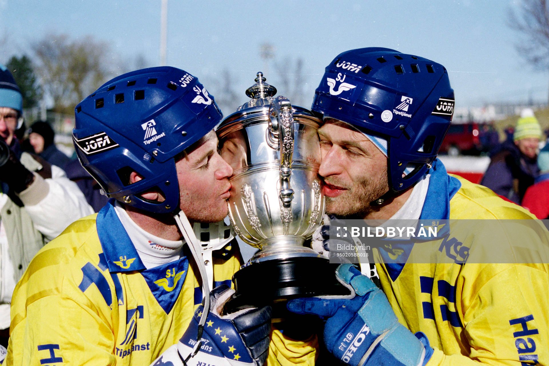 Jonas Claesson och Hans Johansson, Sverige kysser pokalen