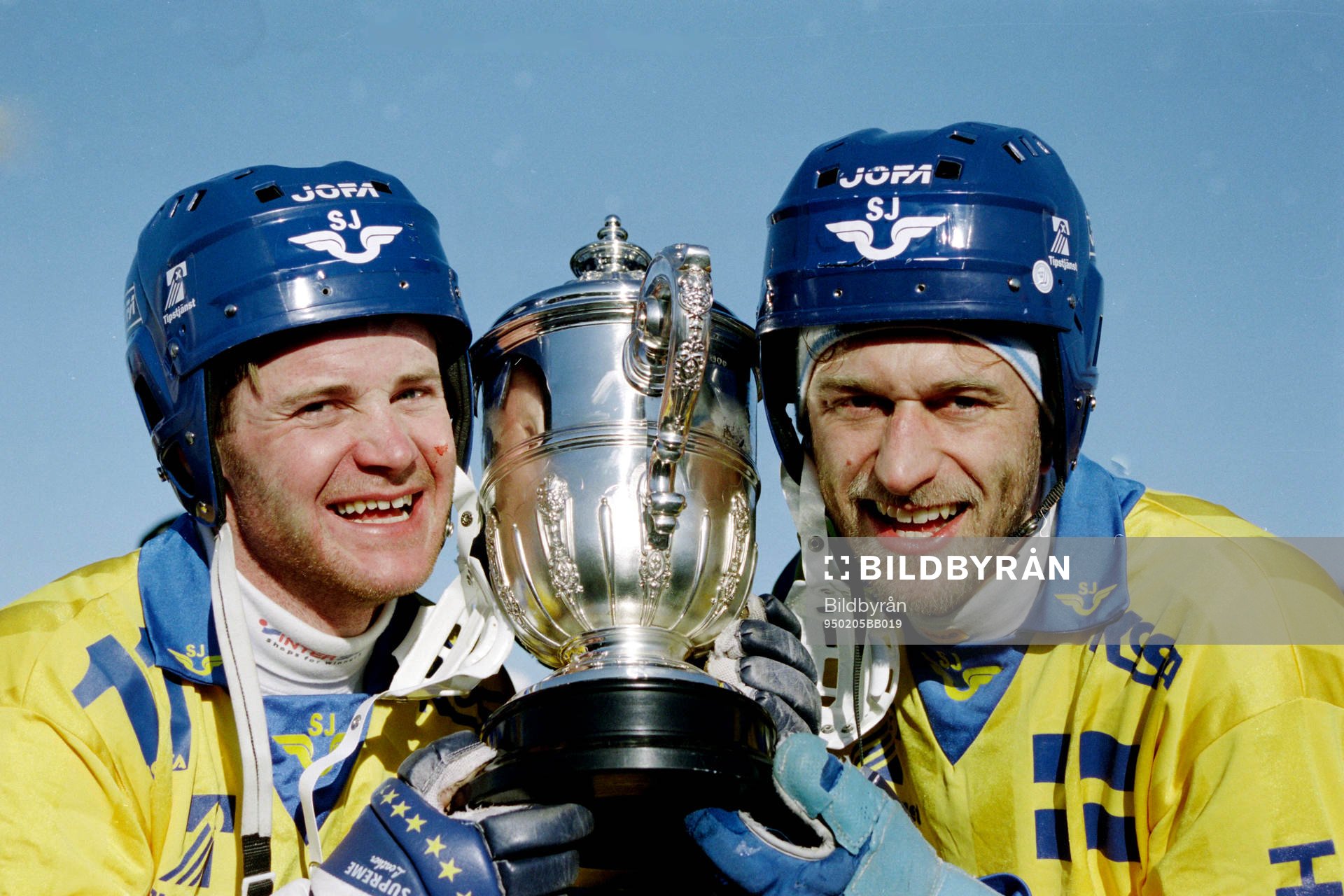 Jonas Claesson och Hans Johansson, Sverige kysser pokalen