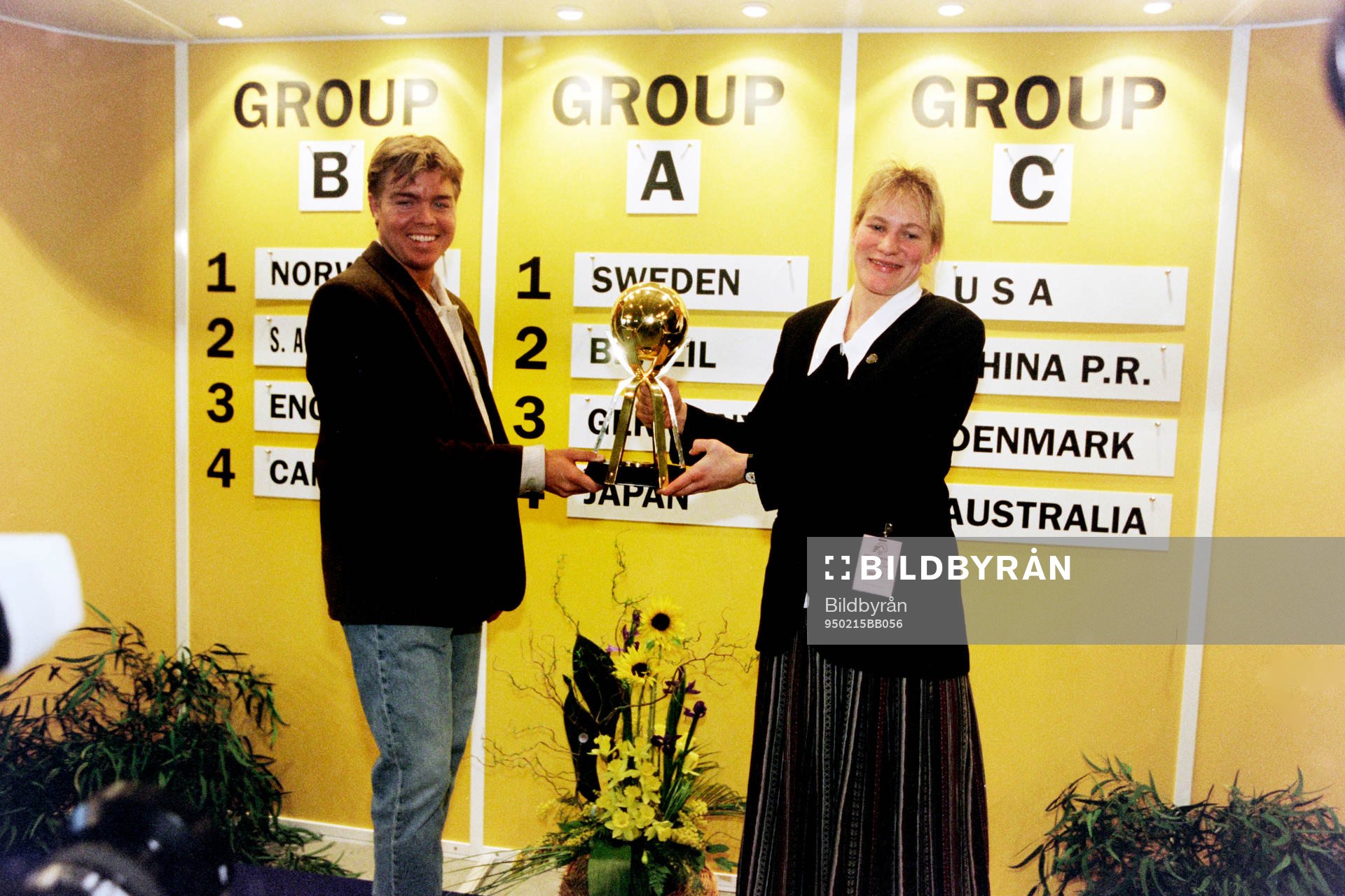 Fotboll, VM, Damer, Lottning: Tomas Brolin och Kristin Bengtsson under lottningen.