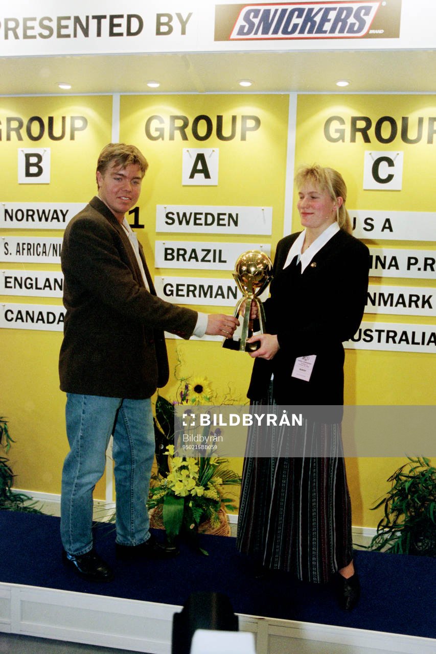 Fotboll, VM, Damer, Lottning: Tomas Brolin och Kristin Bengtsson under lottningen.