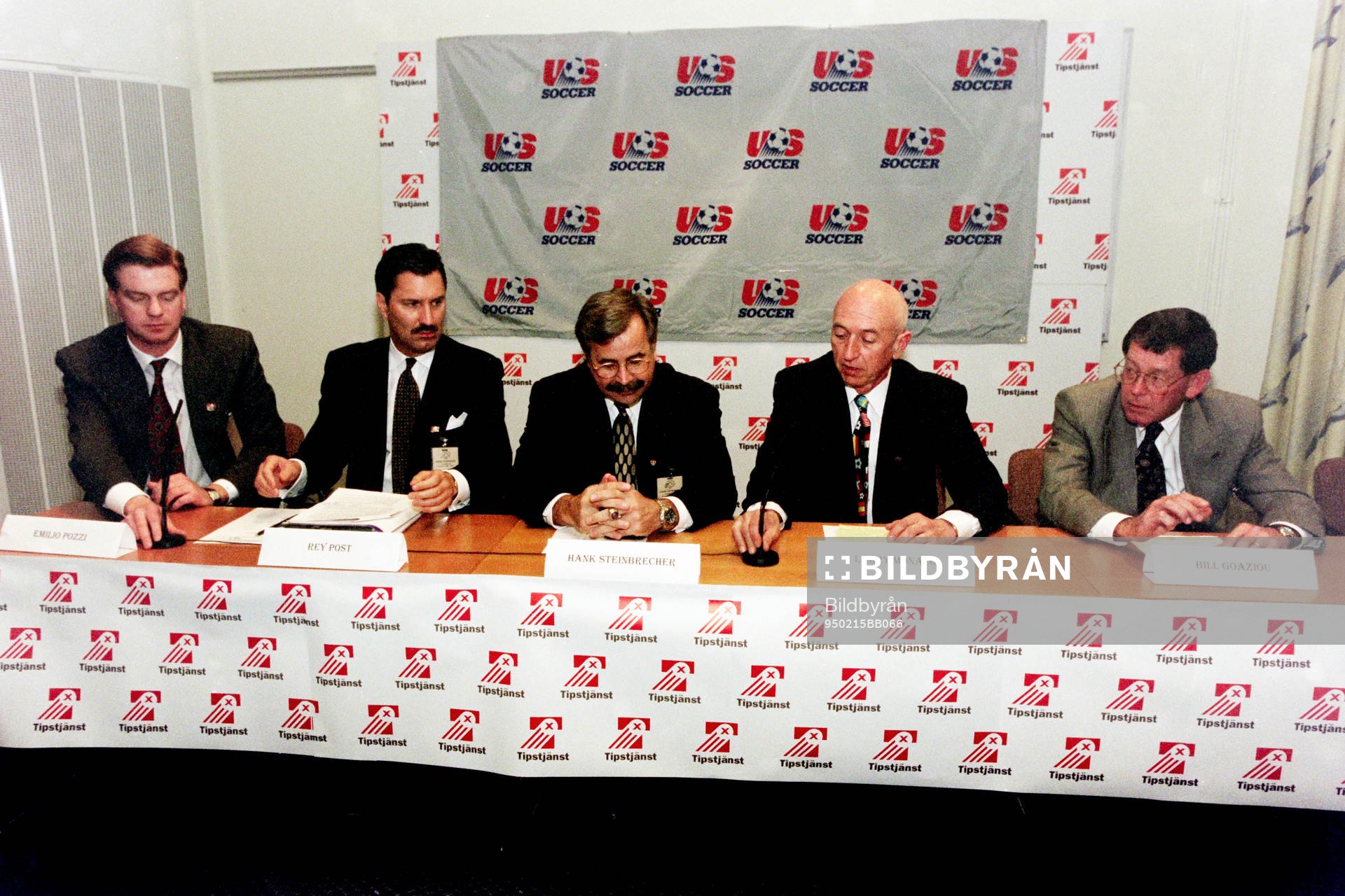 Fotboll, VM, Damer, Lottning: Fr. v Emilio Pozzi, Rey Post, Hank Steinbrecher, Larry Monaco och Bill Goaziou.