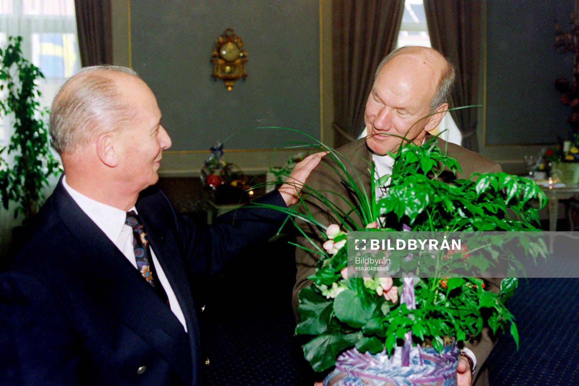 Tommy Svensson gratuleras på sin 50 års dag