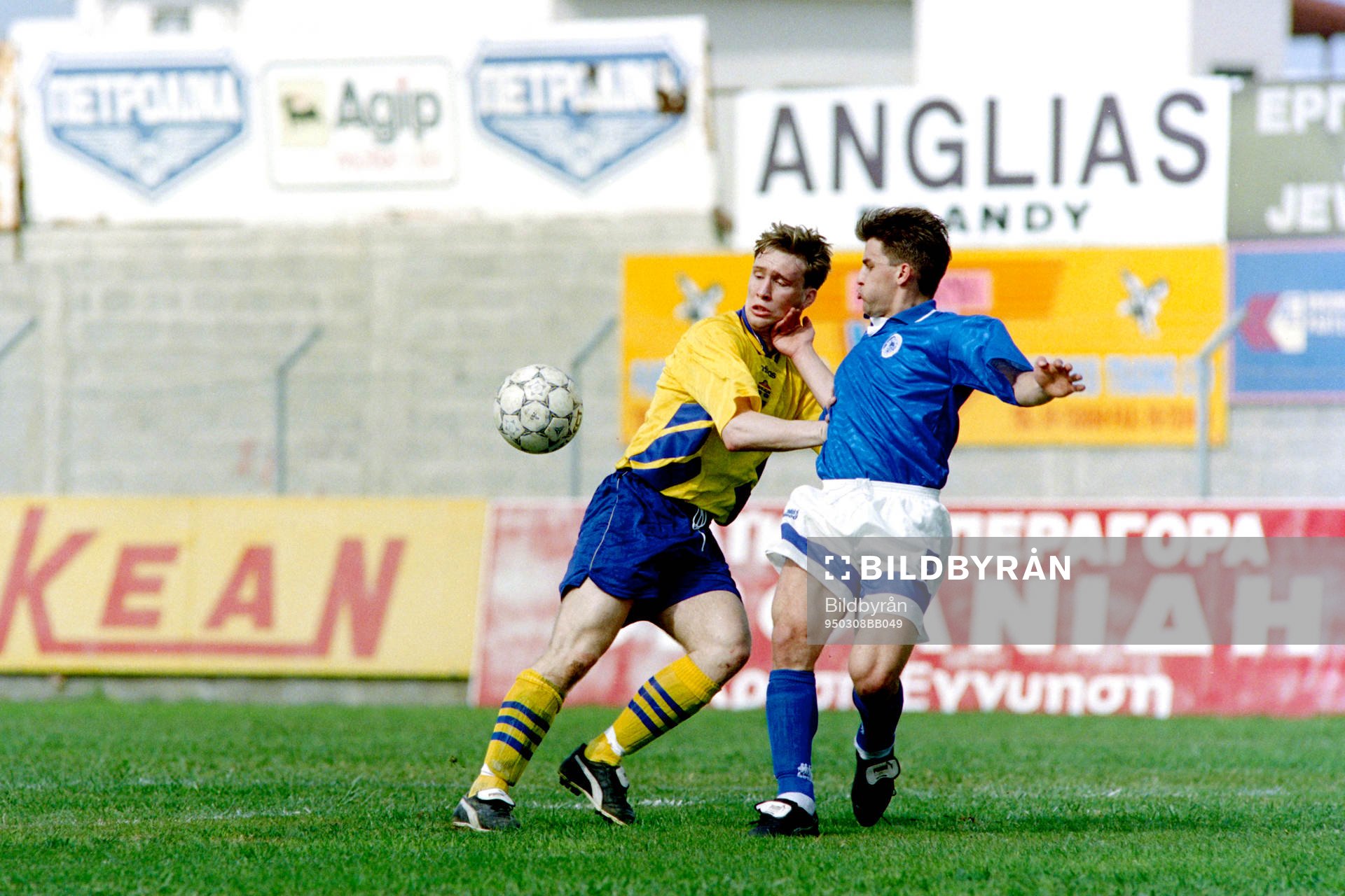 Fotboll, U21, Cypern - Sverige, 0-4: Niklas Skoog, Sverige i kamp om bollen.
