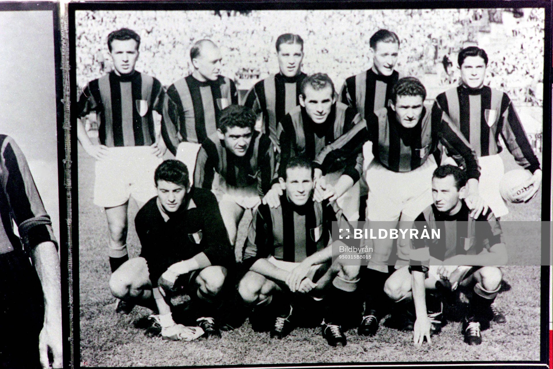 Gunnar Nordahl bläddrar i ett fotoalbum från tiden i