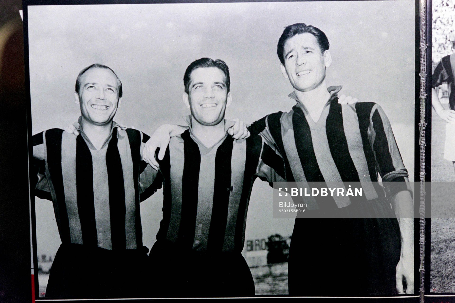 Gunnar Nordahl bläddrar i ett fotoalbum från tiden i